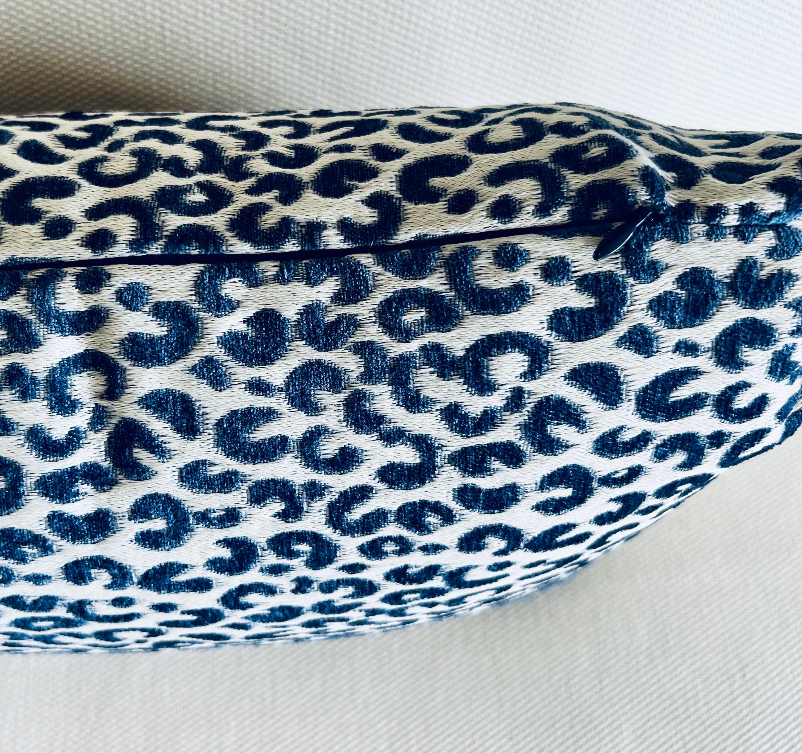 Tessuto Cuscino lombare/cuscino a forma di oblò con stampa animale moderna blu/bianca in vendita