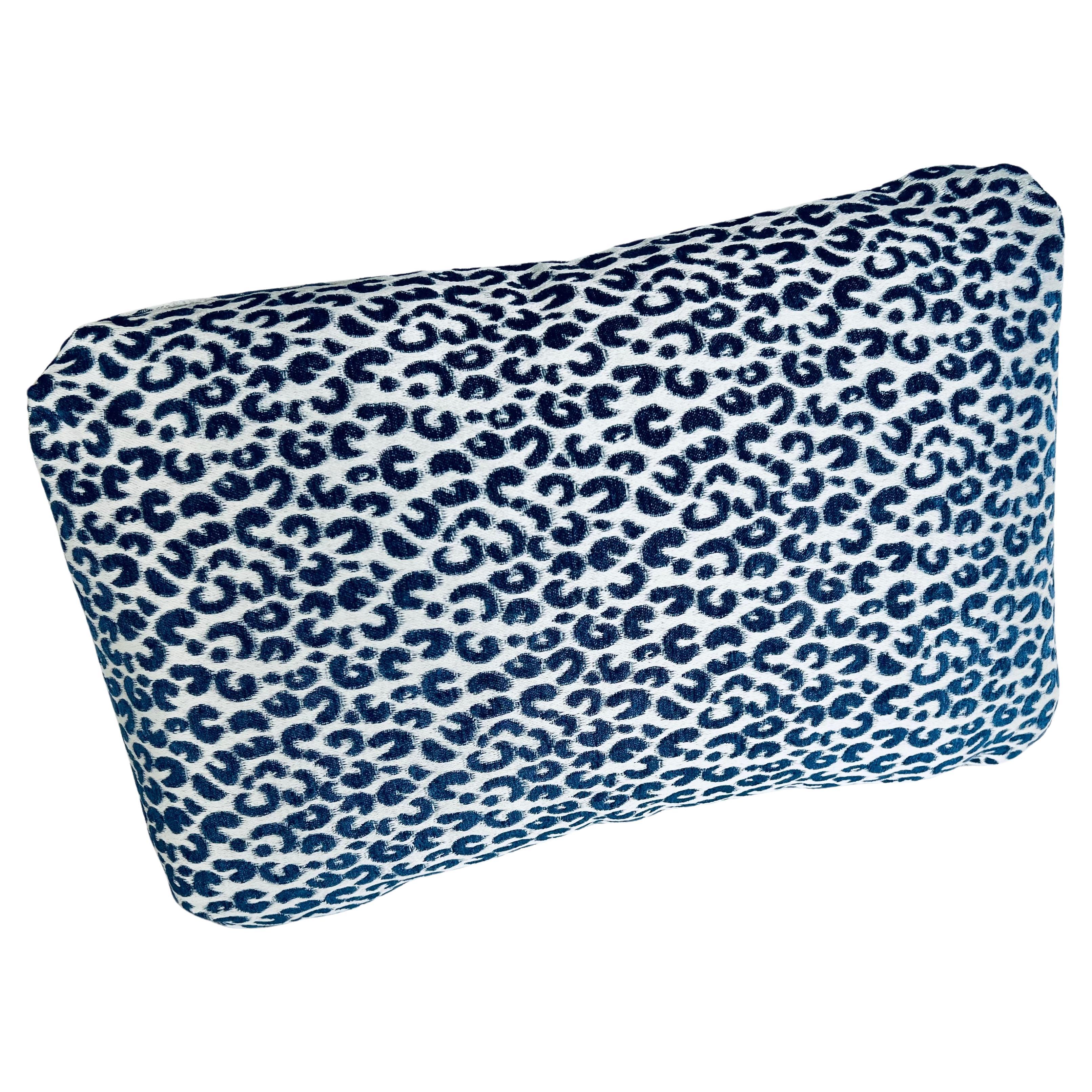 Cuscino lombare/cuscino a forma di oblò con stampa animale moderna blu/bianca in vendita