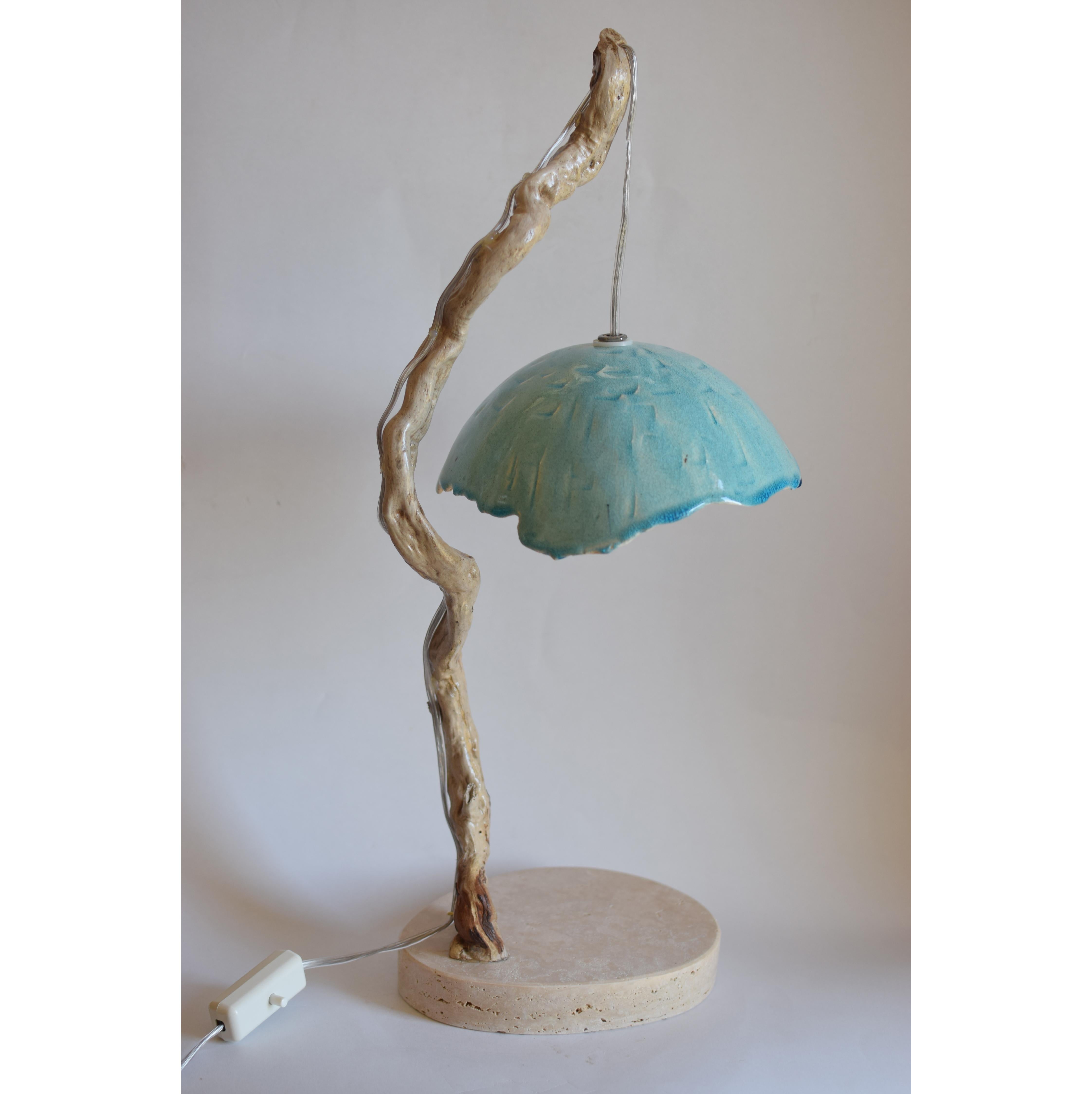 lampe naturelle, céramique italienne, lampe de table, fabriquée en Italie.
Lampe unique et non reproductible  dont l'abat-jour est en céramique faite et décorée à la main, la tige est en bois trouvé en bord de mer et la base est en bois de chêne 