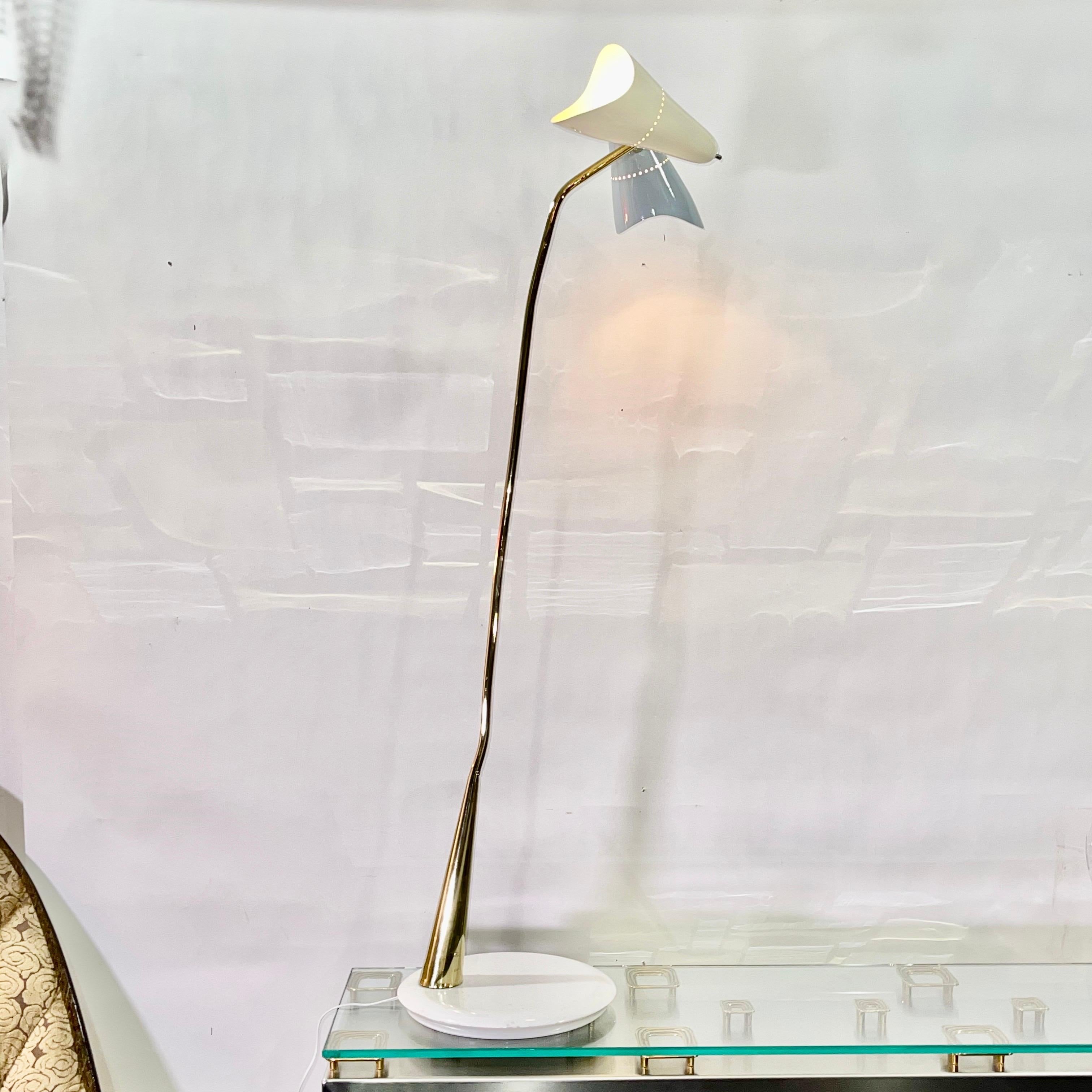 Oscar Torlasco (1934-2004) designed this double headed floor lamp for Lumen Società Anonima apparecchi di illuminazione razionale, via verdi 7, Milano.
Slanted and sinewy brass stem on a distinctively cut round 13 inch diameter white marble base