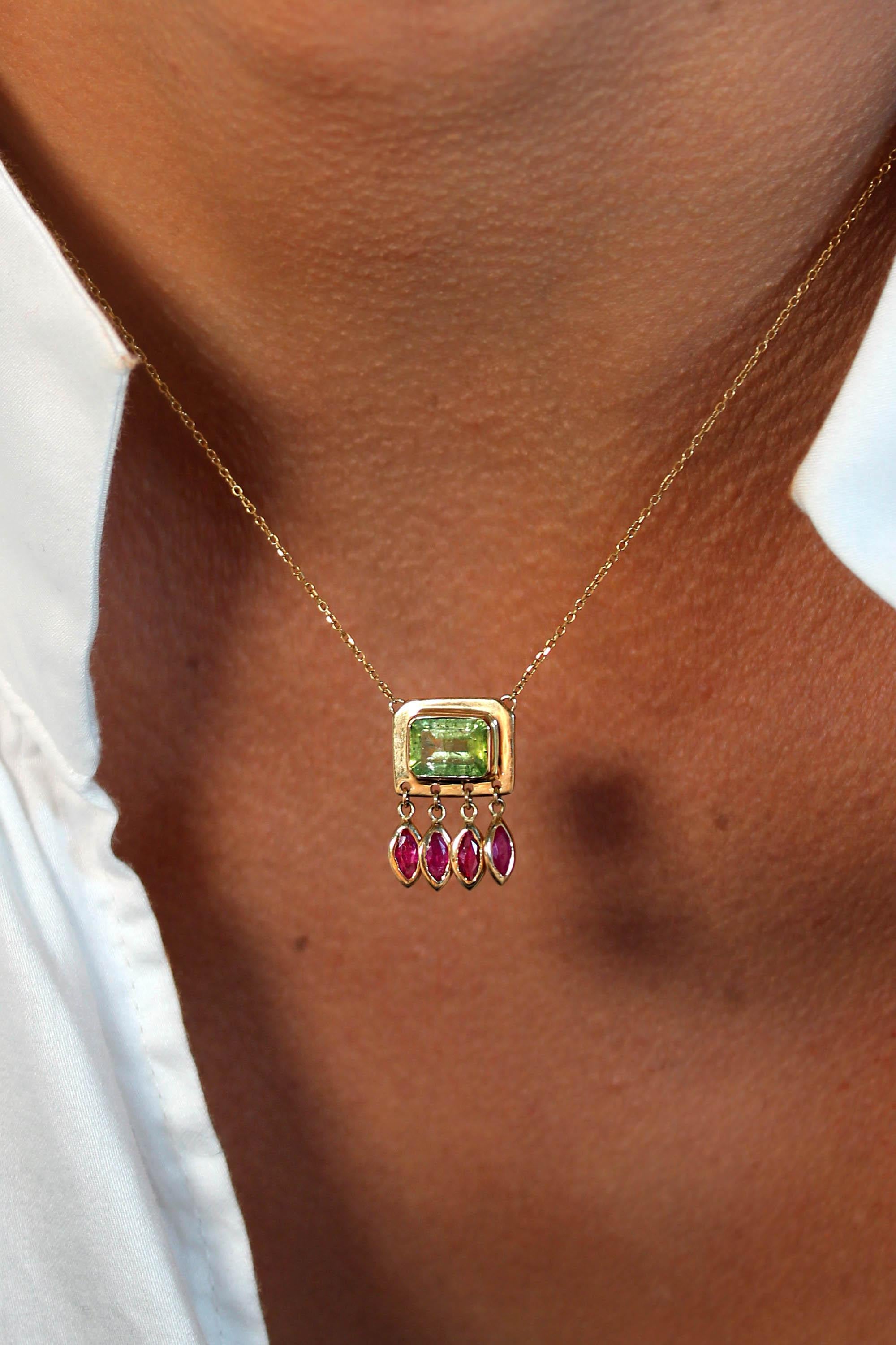 Inspired by a boat ride across the glittering waters of the Calanques de Cassis in the south of France, the dangling gems and pool of lime green tourmaline symbolize the hypnotic nature of water. 

A central tourmaline drips with 4 dangling