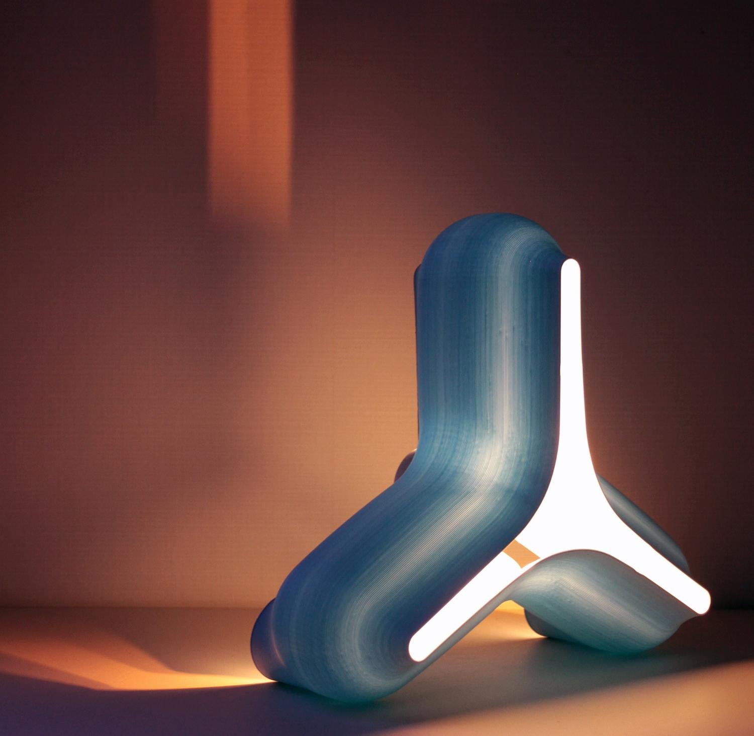 En Reform Design Lab, fusionamos un diseño atrevido y escultural con tecnología de vanguardia para dar forma a un mundo más sostenible. A través de una red mundial de laboratorios de impresión 3D, producimos localmente, reduciendo los residuos y las