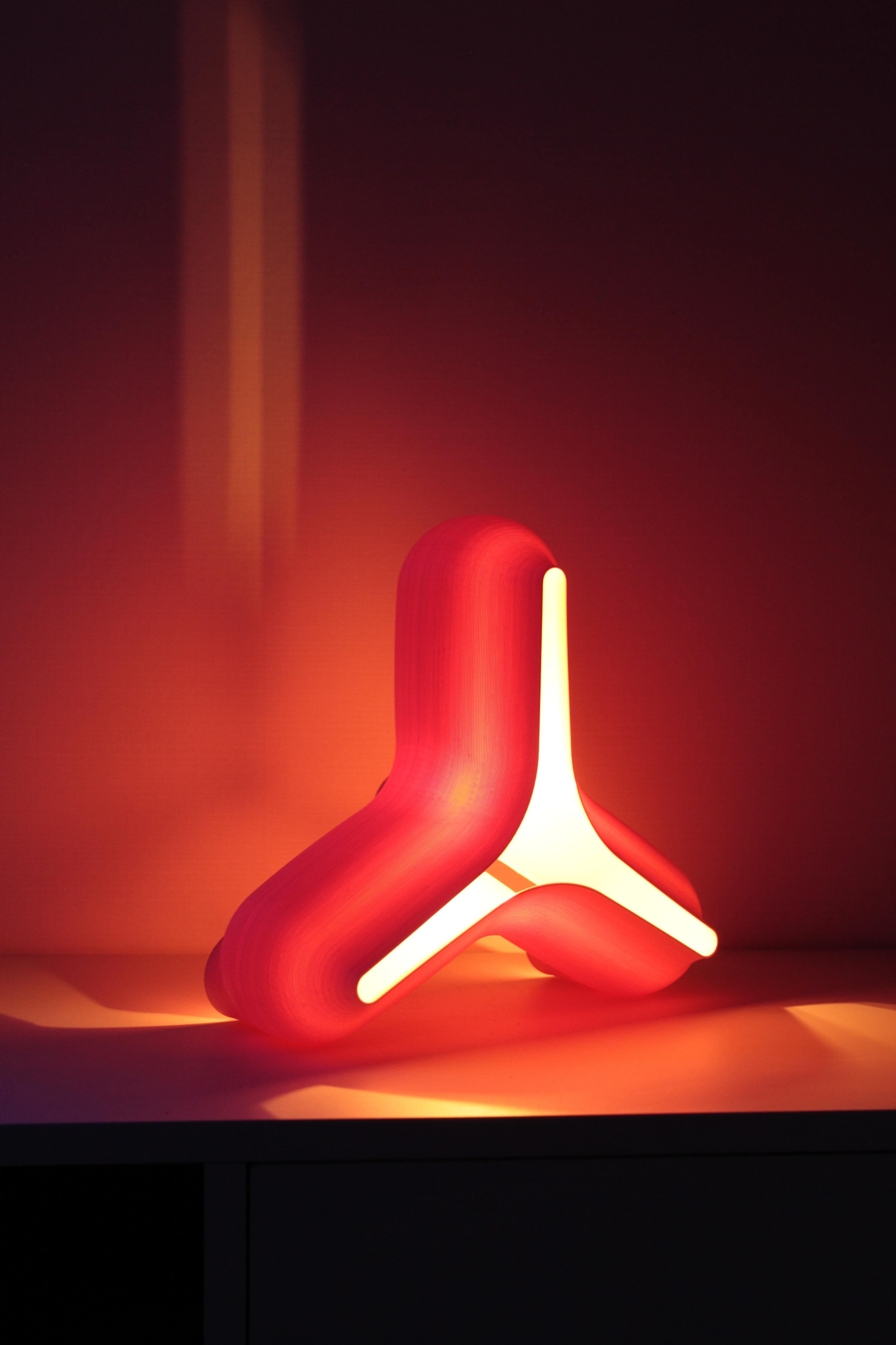 En Reform Design Lab, fusionamos un diseño atrevido y escultural con tecnología de vanguardia para dar forma a un mundo más sostenible. A través de una red mundial de laboratorios de impresión 3D, producimos localmente, reduciendo los residuos y las