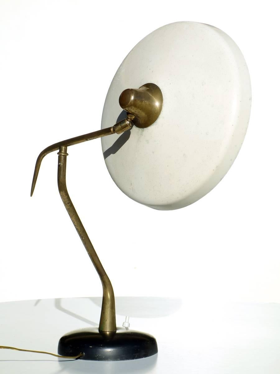 Lumen-Tischlampe, italienisches Design, Mitte des Jahrhunderts, Italien 1950er Jahre, elfenbeinfarbenes schwarzes Aluminium (Italienisch) im Angebot