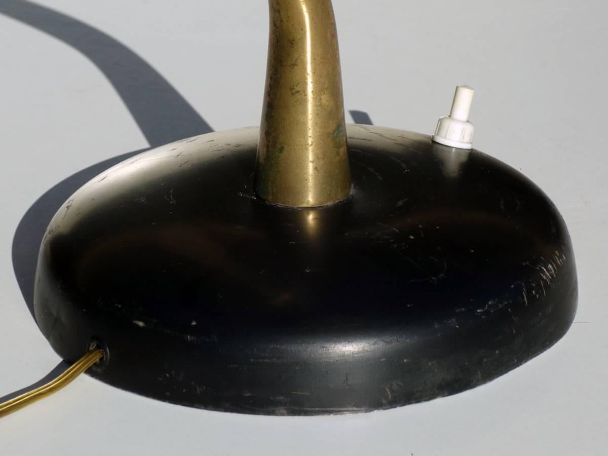 Lumen-Tischlampe, italienisches Design, Mitte des Jahrhunderts, Italien 1950er Jahre, elfenbeinfarbenes schwarzes Aluminium im Angebot 1