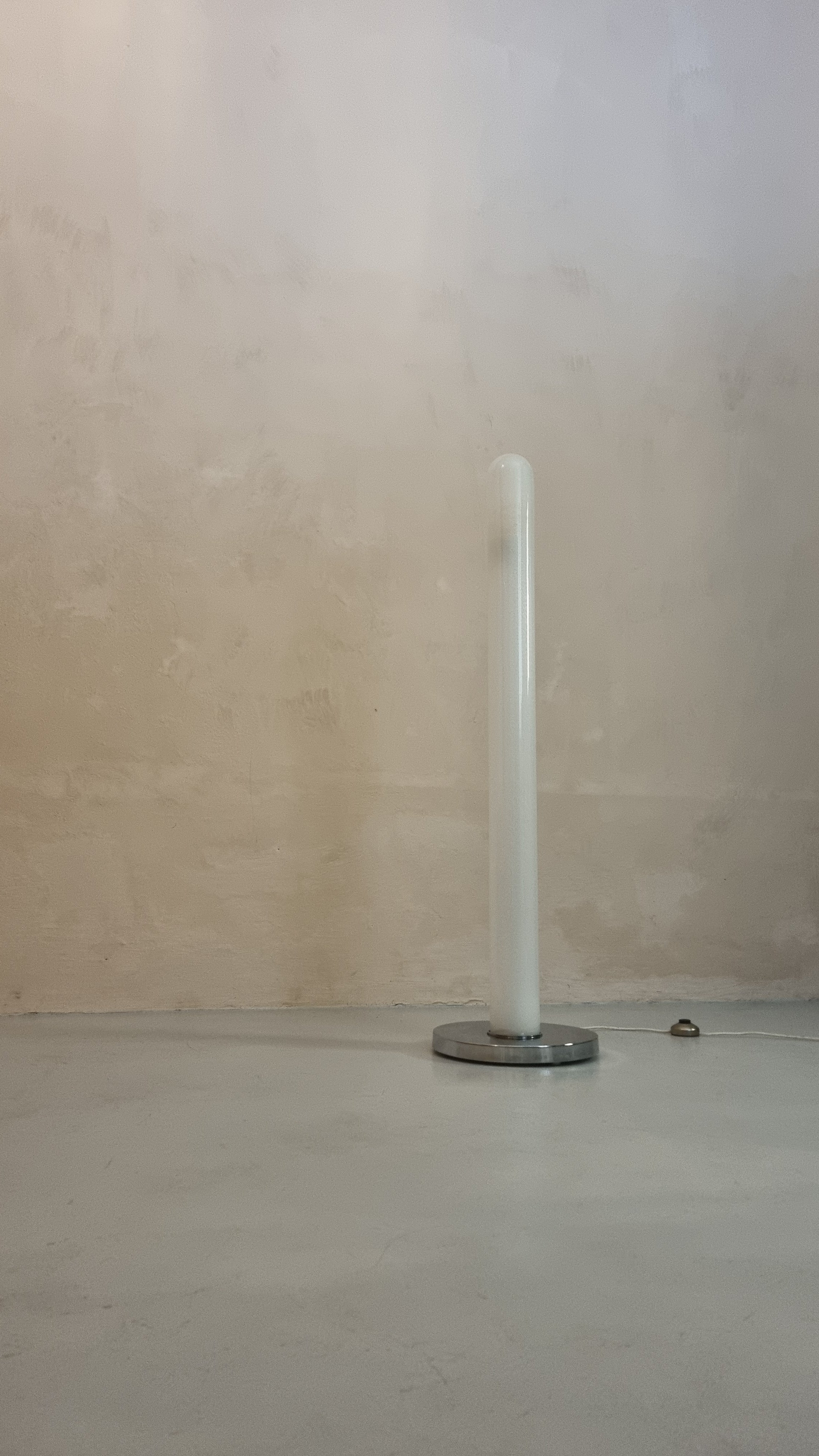 Lampe à terre produite par Lumenform en 1970, structure en ottone cromato et vetro di Murano soffiato, la particularité de cette lampe rare réside dans le paralume de forme arrotondata et allungata, perfetta per ambienti rilassanti , attribuita ad