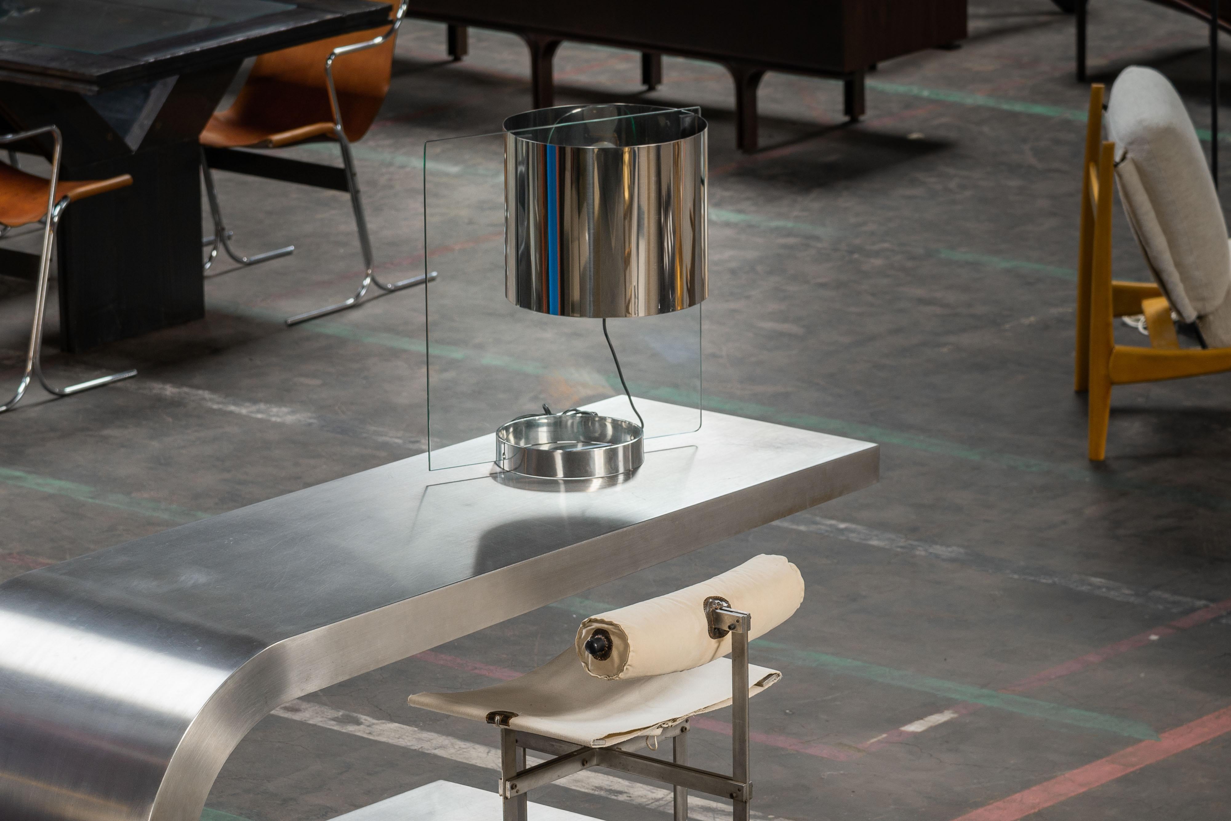 Rare et impressionnante lampe de table conçue par Ennio Chiggio et fabriquée par Lumenform en Italie en 1970. C'est assez unique car on a l'impression que l'abat-jour chromé flotte dans l'air, mais il s'agit en fait d'une conception intelligente