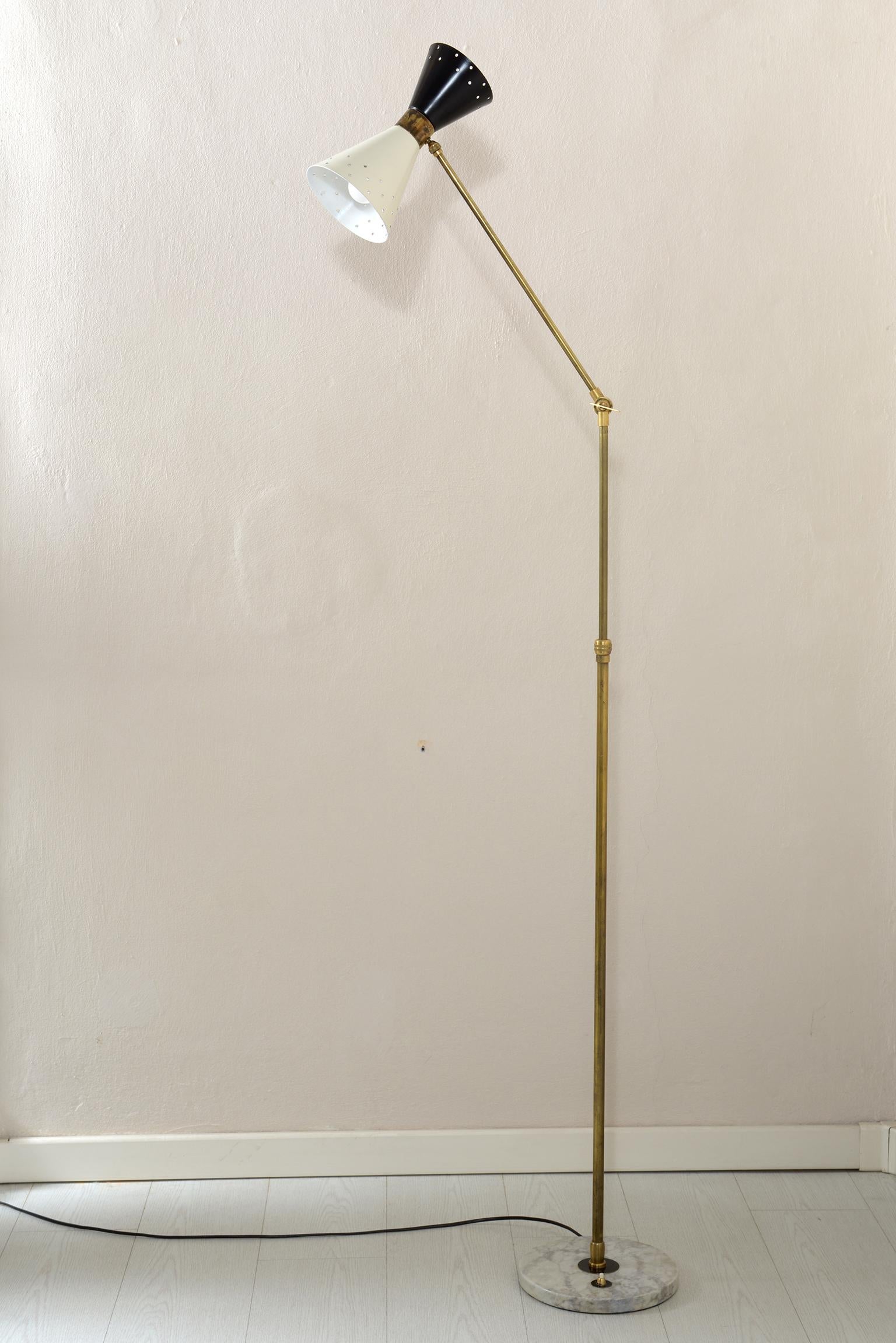 Brass floor lamp, marble base with electric switch and double diffuser in black and white lacquered aluminum.
The stem can be raised and lowered, the arm can be adjusted through a joint and locked with a screw wrench, the diffusers can be oriented