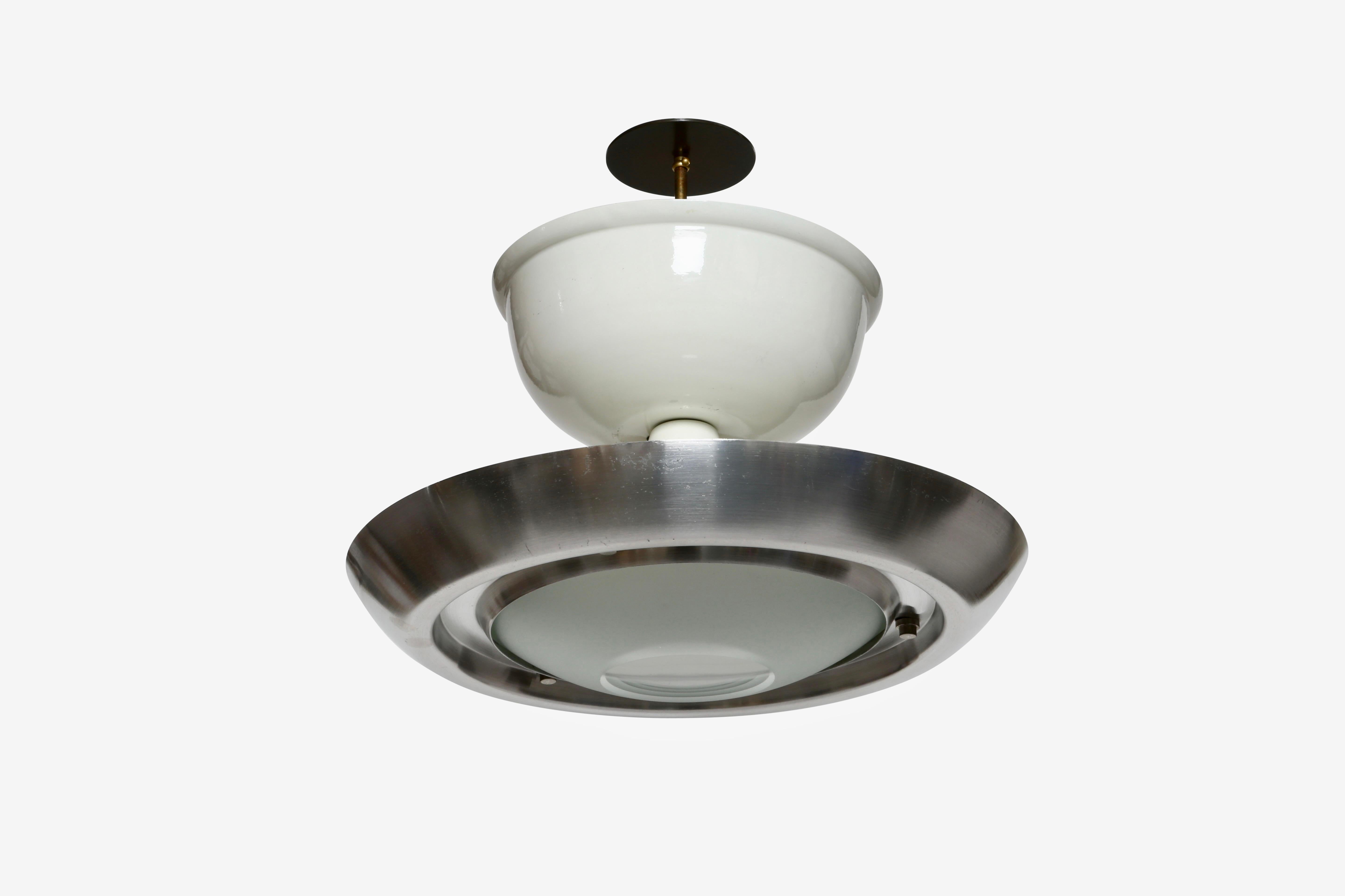 Sospensione a soffitto Lumi Milano
Progettato e realizzato in Italia, negli anni '60.
Vetro, metallo smaltato, alluminio.
Richiede 3 lampadine a candelabro e 1 lampadina media.
Cablaggio USA gratuito su richiesta
Regolabile in altezza, l'asta del