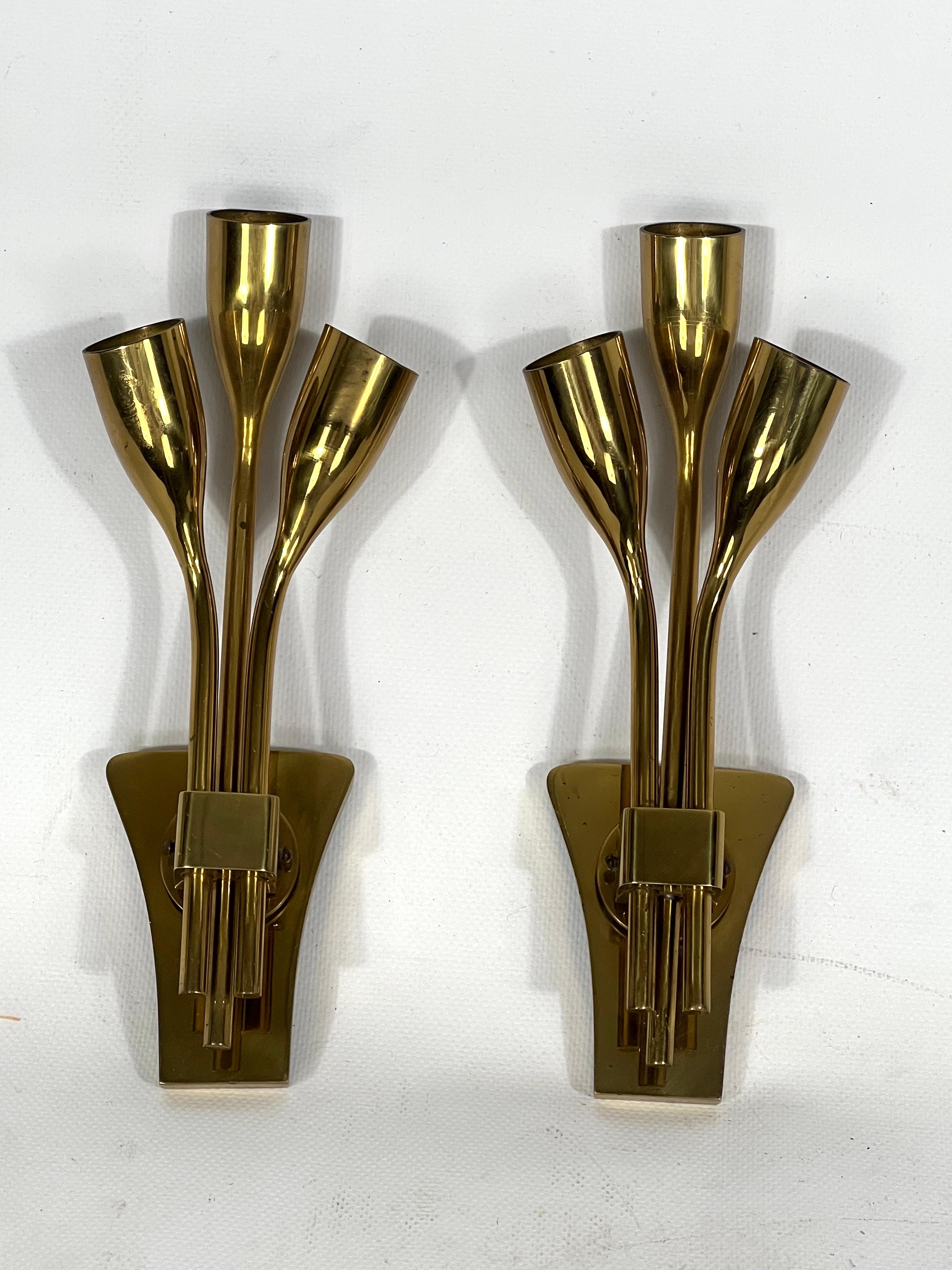 Very good vintage condition with normal trace of age and use for this pair of solid brass sconces produced in Italy during the 60s. Full working with EU standard, adaptable on demand for USA standard.