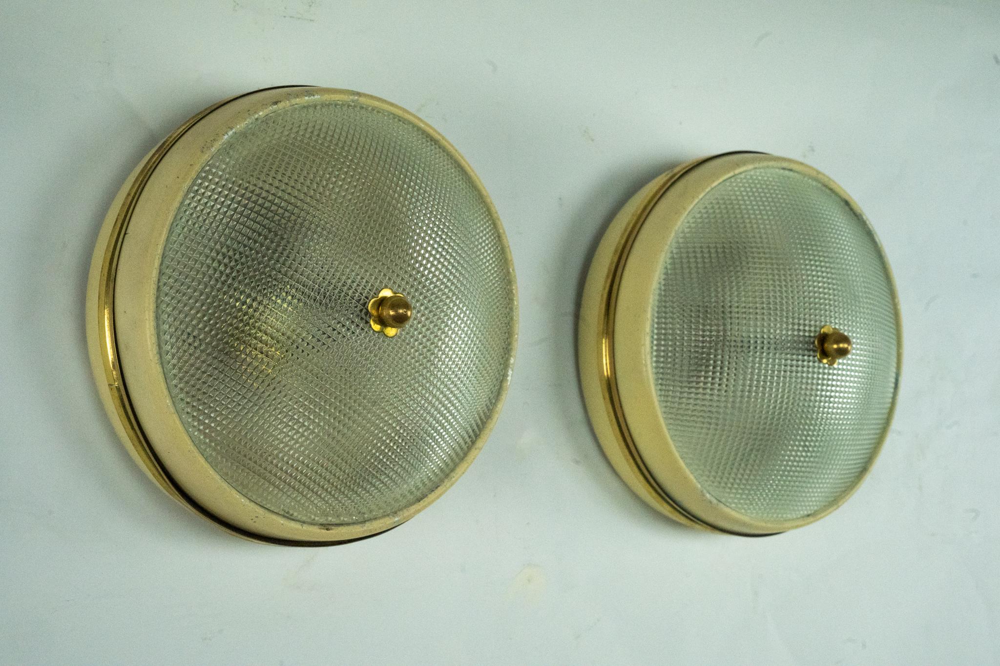 Lumi Milano, par de lámparas de pared o techo de cristal, latón y laca. Italia 50 siglo XX en venta