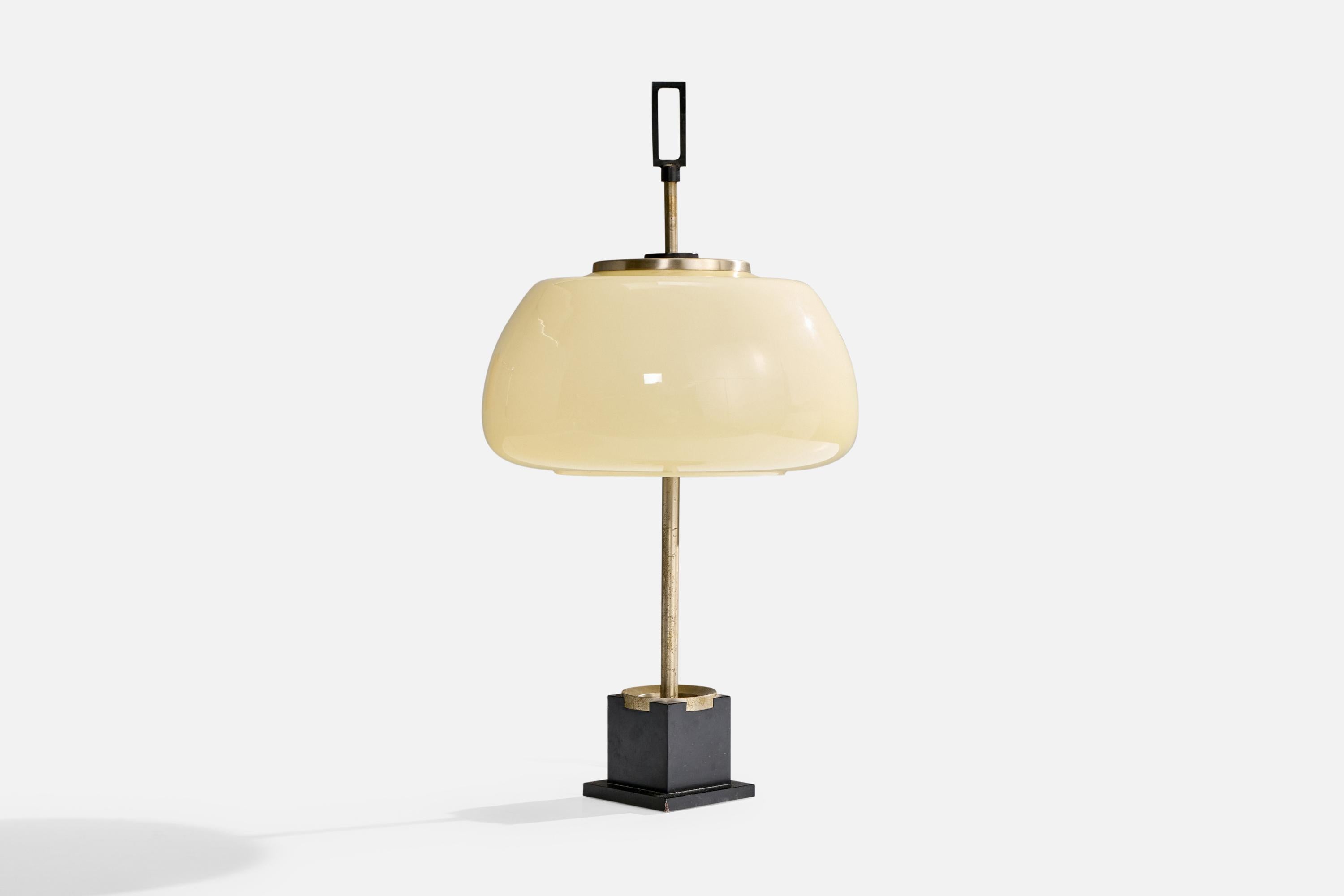 Lampe de table en métal et verre opalin beige produite par Lumi Milano, Italie, C.C.

Dimensions de la lampe avec abat-jour (pouces) : 20.25 