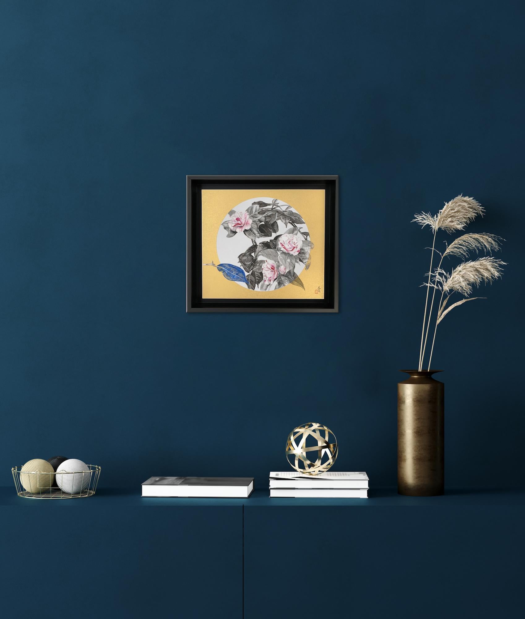 Camellia IX de Lumi Mizutani, peinture de style japonais, fleurs, doré, rose en vente 2