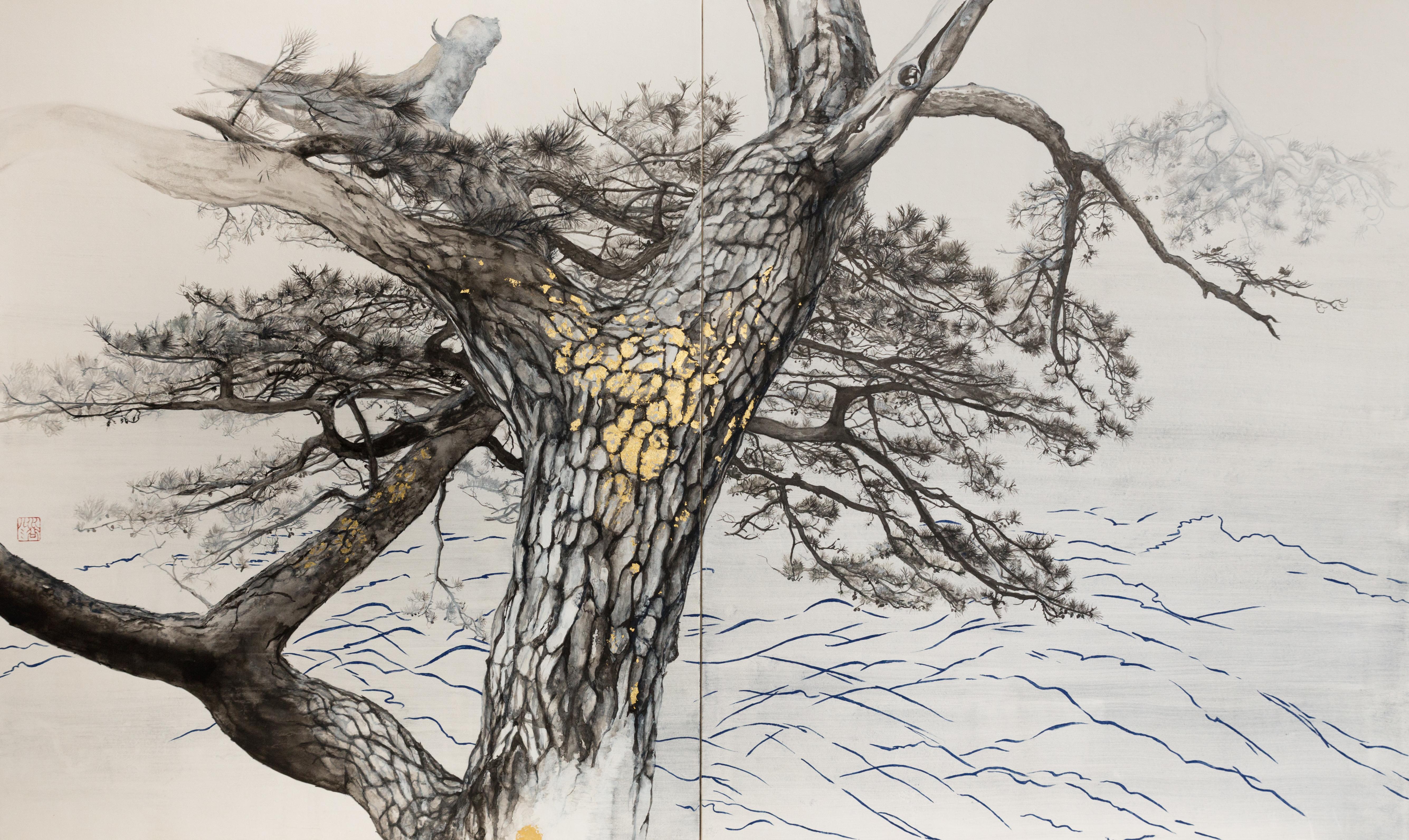 Memory V ist ein einzigartiges Diptychon des zeitgenössischen Künstlers Lumi Mizutani. Das Gemälde wurde mit japanischen Pigmenten, Tusche und Blattgold auf Papier gemalt, das auf eine Holzplatte aufgezogen ist. Die Abmessungen betragen 72,7 × 121,2