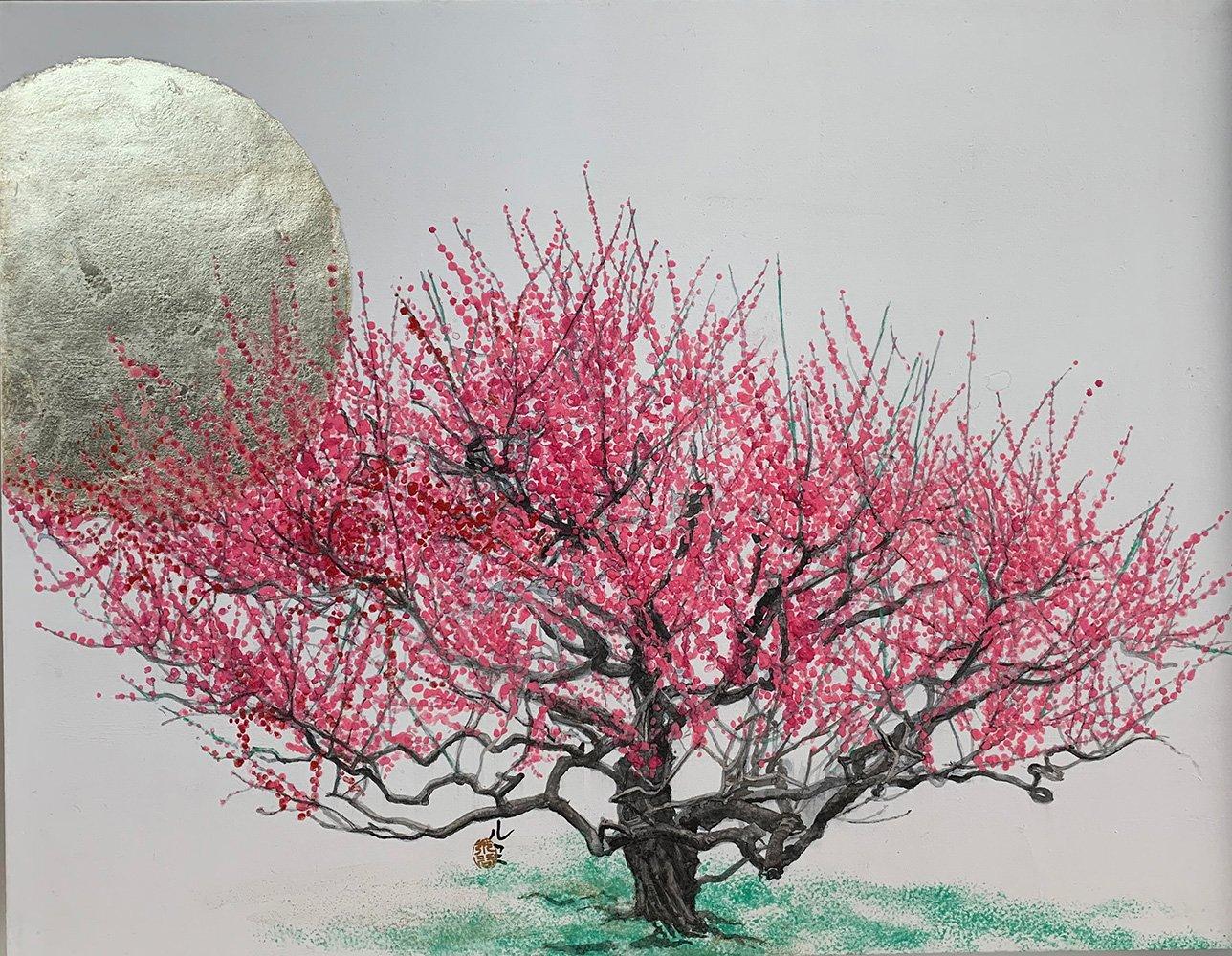 Mondlicht - Higashiyama Pflaumenbaum ist ein einzigartiges Gemälde des zeitgenössischen Künstlers Lumi Mizutani. Das Gemälde ist mit japanischen Pigmenten und Blattgold auf Japanpapier gemalt und hat die Maße 31,8 × 40,9 cm (12,5 × 16,1 in). Die