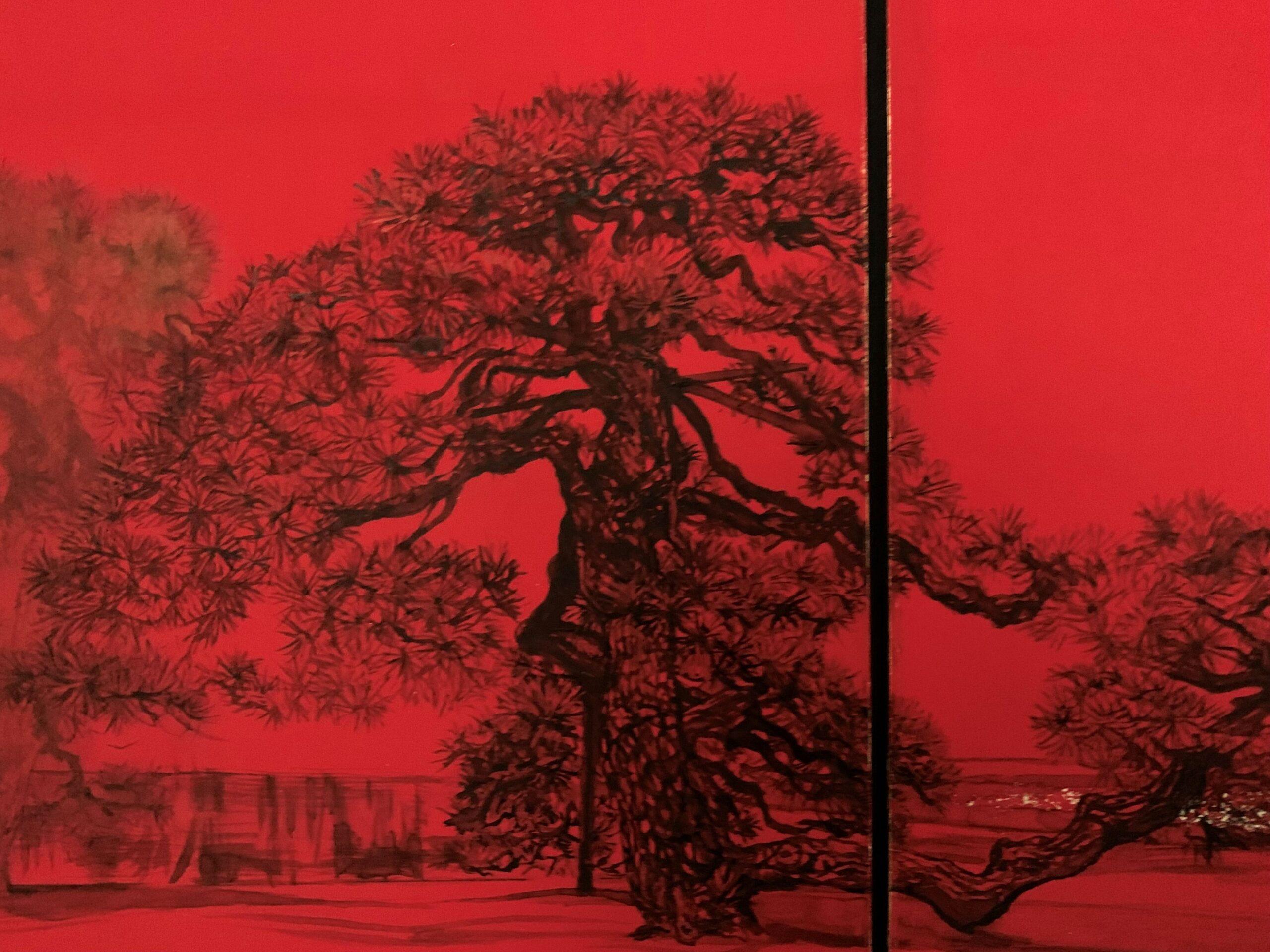 urbane Stadtlandschaft III von Lumi Mizutani – japanische Malerei, intensives Rot, Bäume im Angebot 3