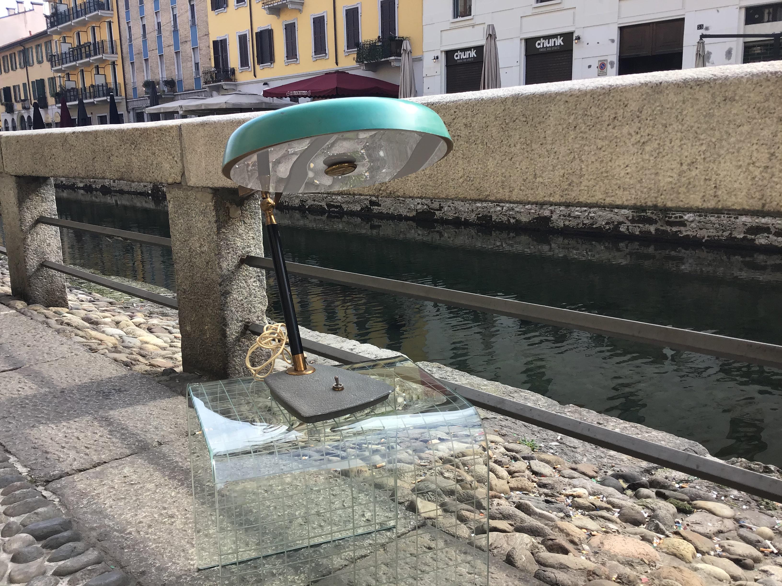 Lámpara de mesa Lumi Latón Metal Plexiglás, 1950, Italia en Bueno estado para la venta en Milano, IT