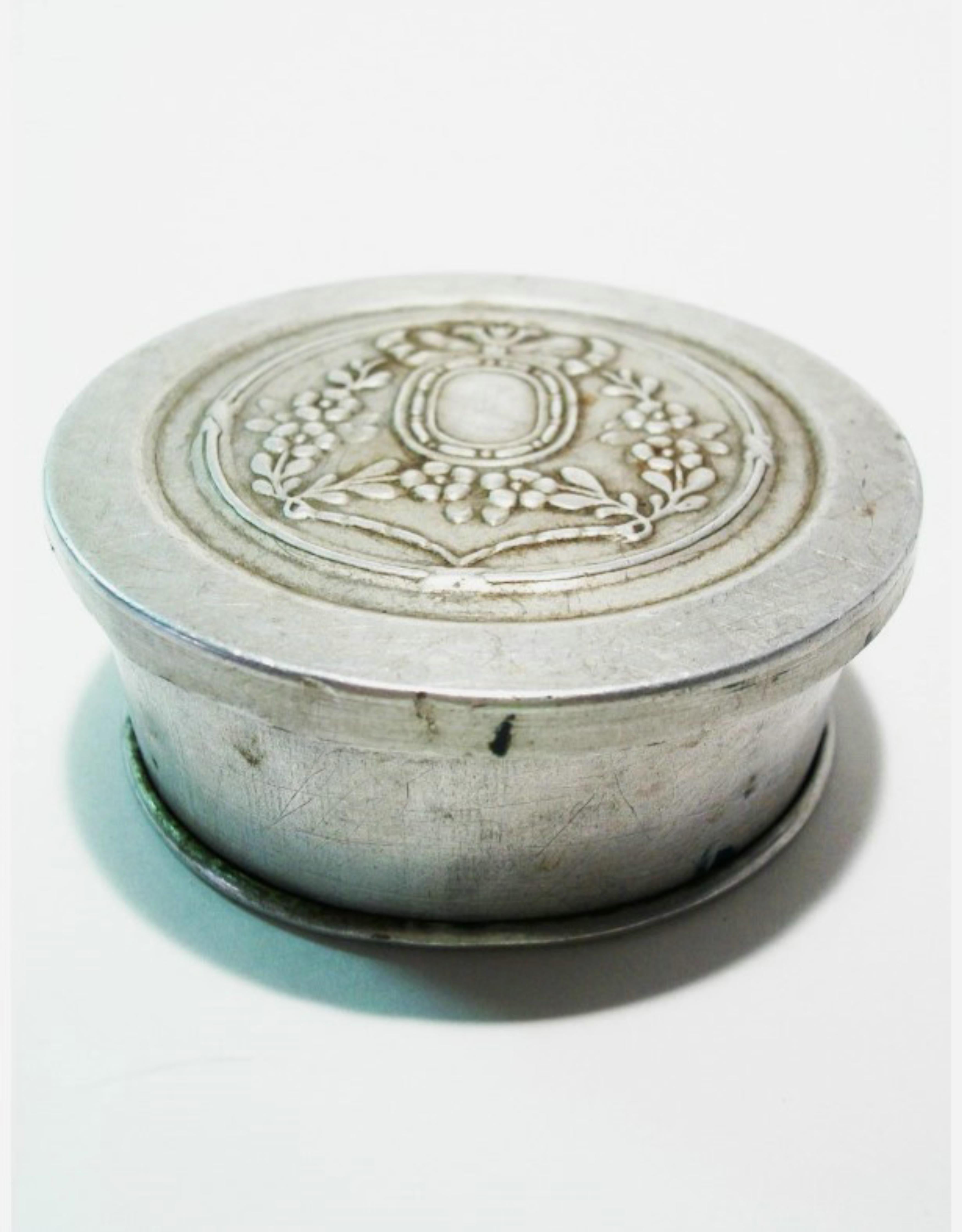 Neoclassico LUMIERE - Antica tazza da viaggio pieghevole con coperchio - Francia - Circa 1895 in vendita