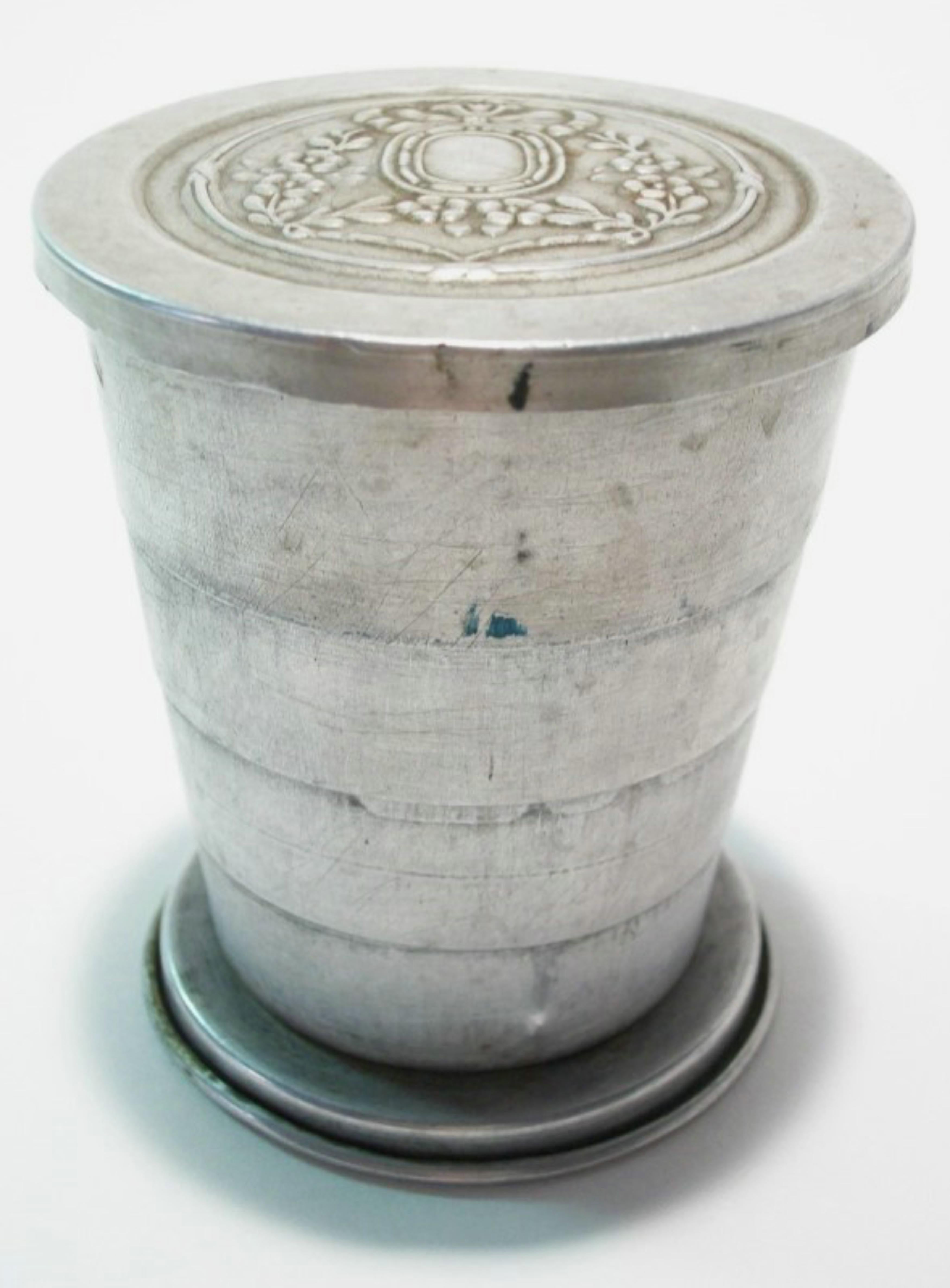 Goffrato LUMIERE - Antica tazza da viaggio pieghevole con coperchio - Francia - Circa 1895 in vendita