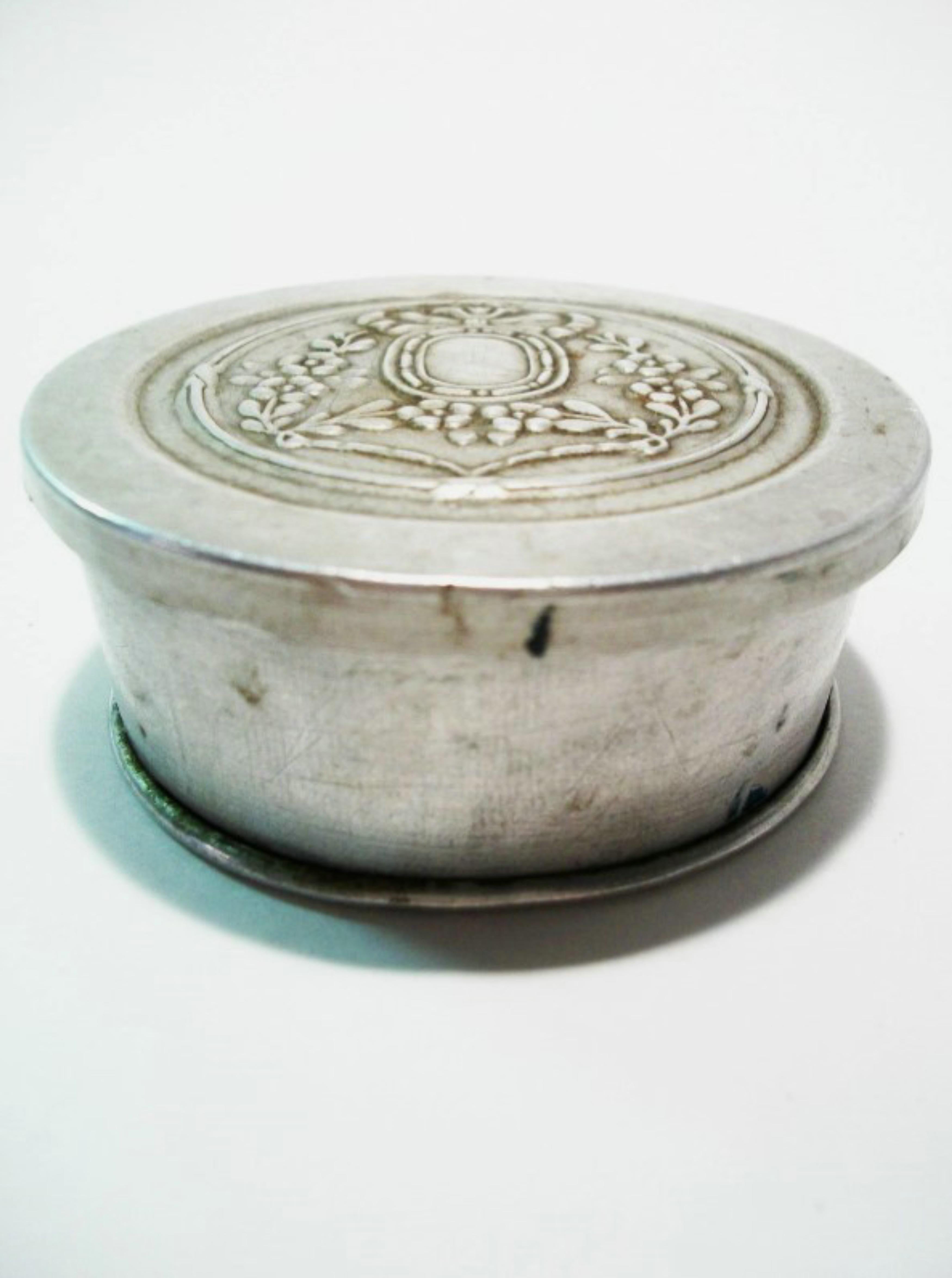 Alluminio LUMIERE - Antica tazza da viaggio pieghevole con coperchio - Francia - Circa 1895 in vendita