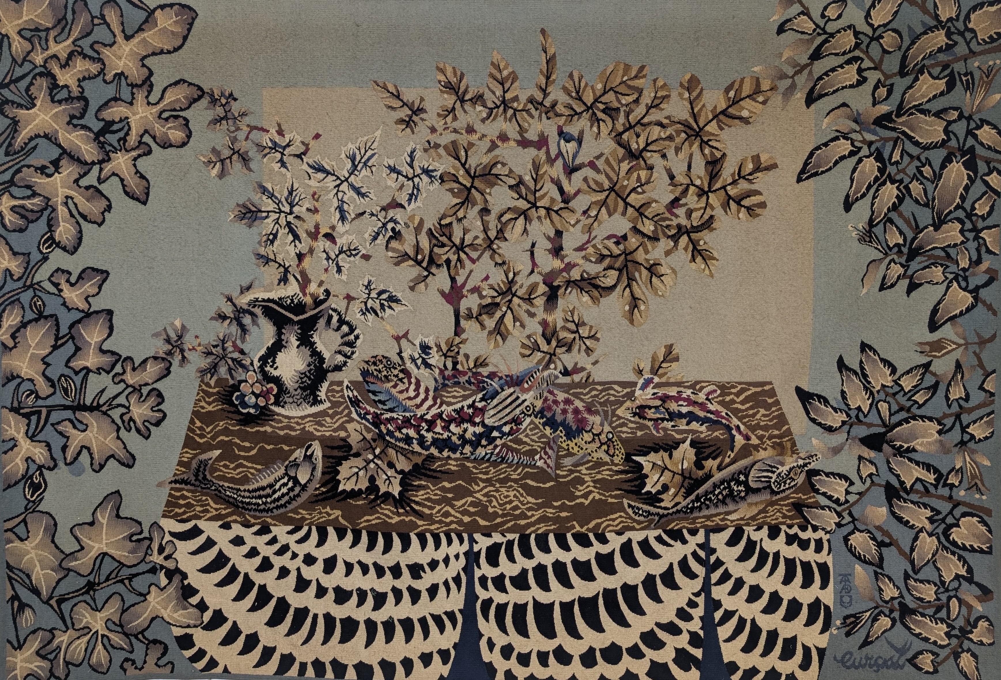 Notevole arazzo di Aubusson intitolato Lumière Bleue, creato da Jean Lurçat e tessuto nel rinomato laboratorio Tabard Frères et Sœurs di Aubusson negli anni Cinquanta. Questo pezzo esemplifica lo stile caratteristico di Lurçat, dove le forme