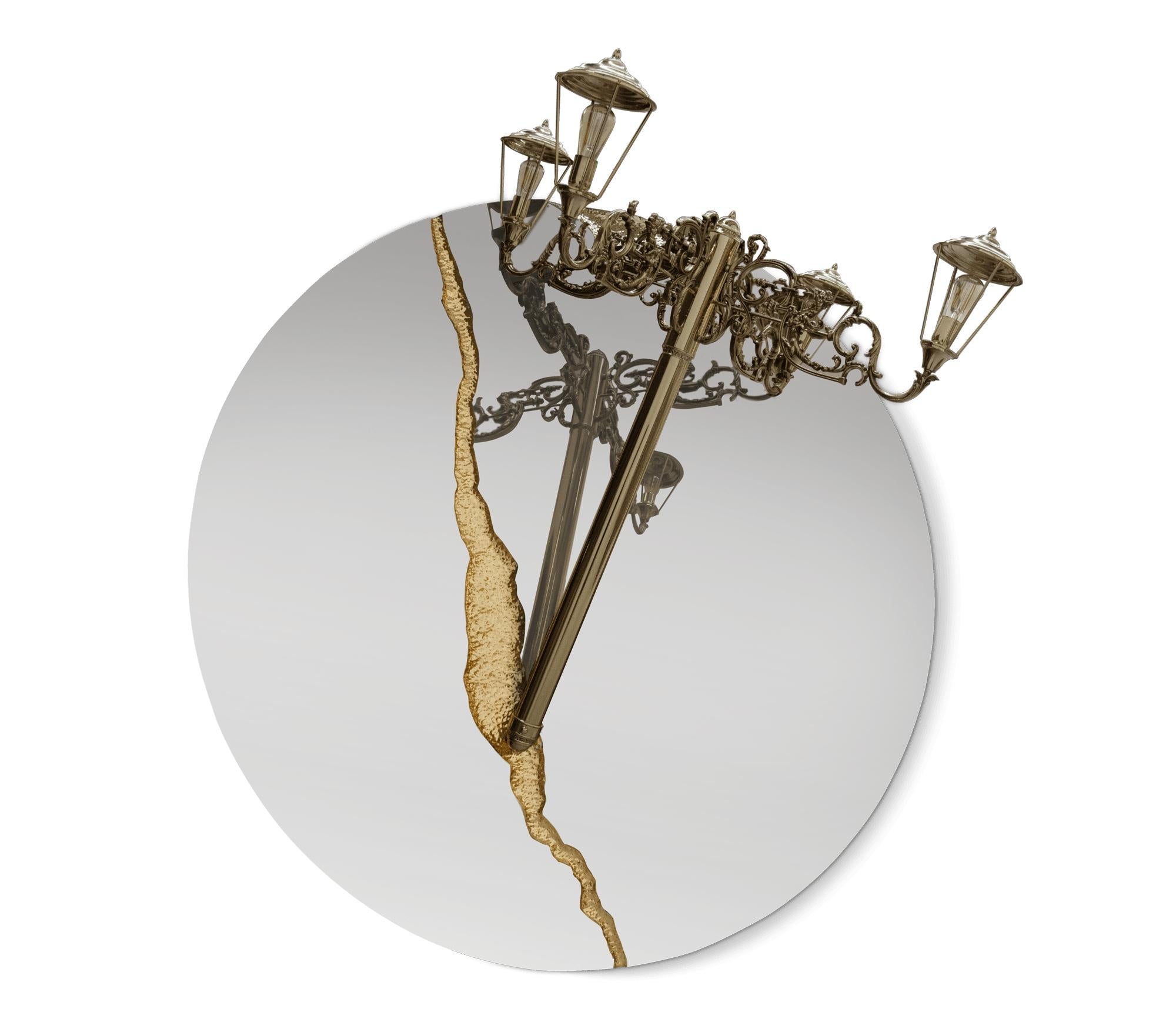 Die Mystik der Boulevards des späten XIX. Jahrhunderts wird durch das Meisterwerk Lumière Big Wall Mirror Lamp nach Hause gebracht. Die Lumière ist eine Mischung aus viktorianischer Straßenlaterne und architektonischer tektonischer Form. Sie ist ein