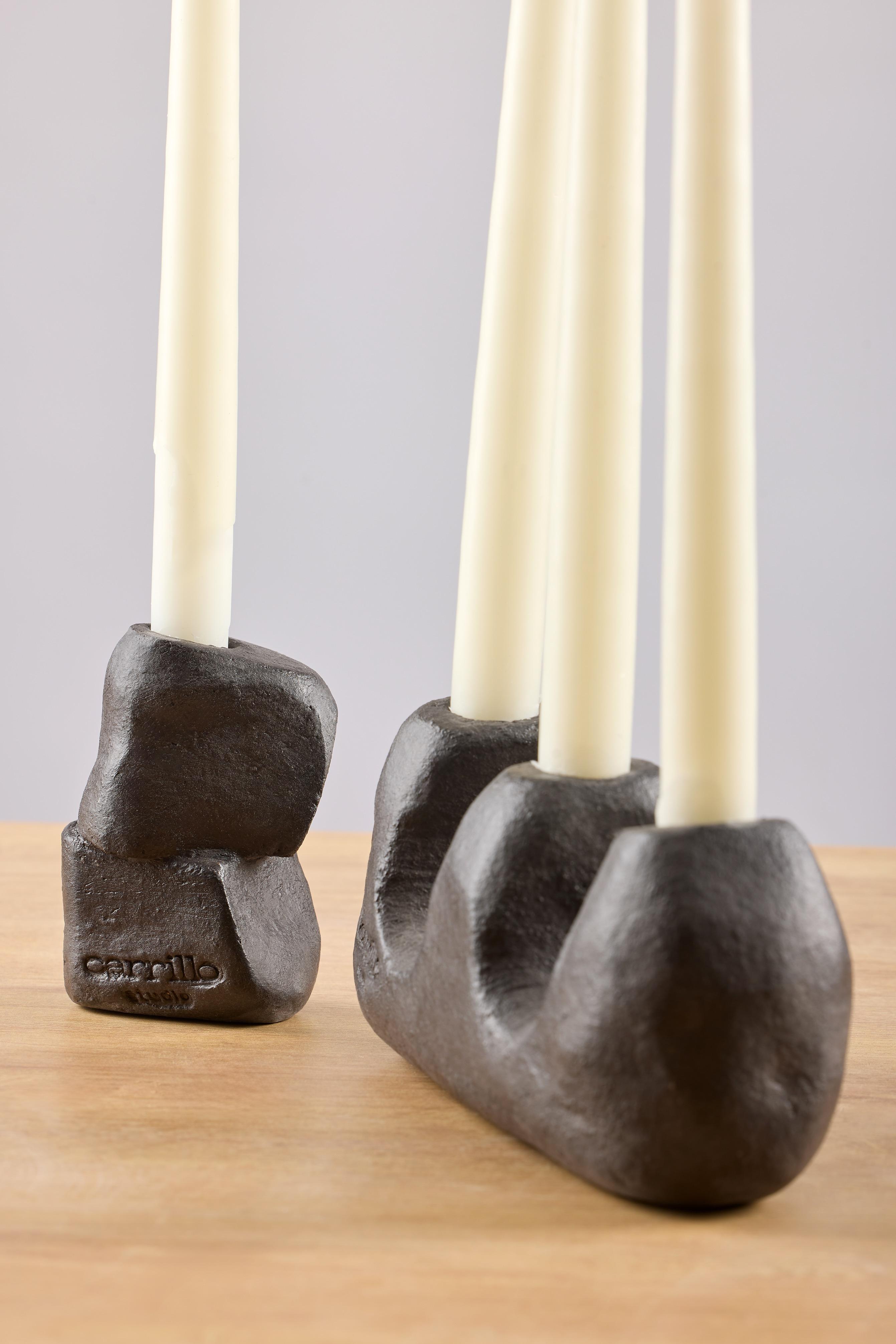 Lumière&Hombre Pareja de candelabros de gres pulido a la cera negra Siglo XXI y contemporáneo en venta