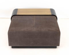 Ottoman rembourré en daim "Obi" de Lumifer