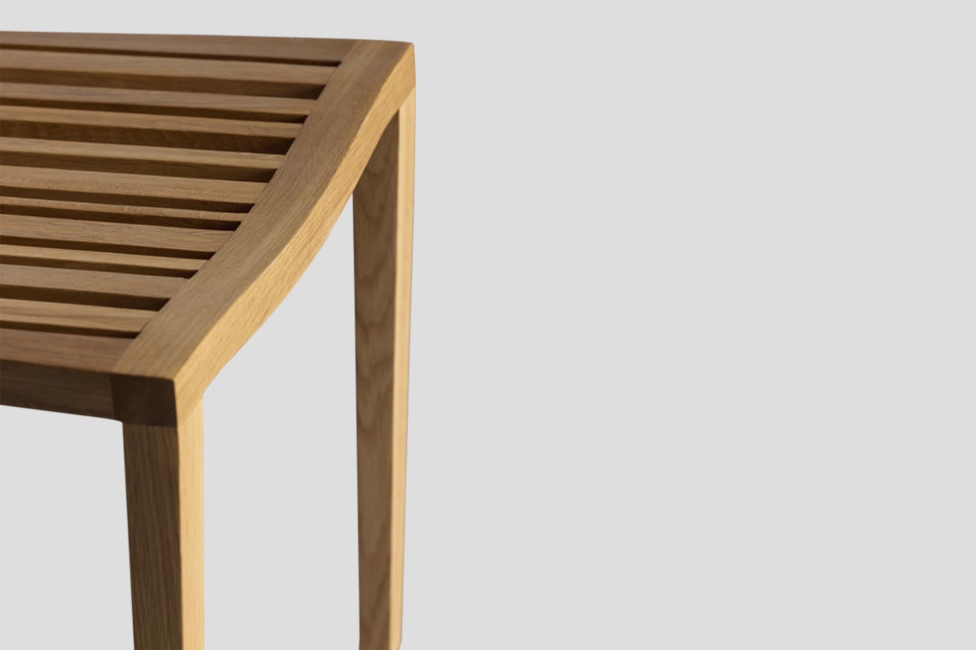 Modernes Design und Eleganz
Lumin Chair, ein Design aus Eisen, bringt mit seinen modernen Linien und seiner eleganten Struktur einen neuen Atem in Ihre Wohnräume. Dieser Stuhl aus massivem Eichenholz bietet mit seinem natürlichen Schliff sowohl