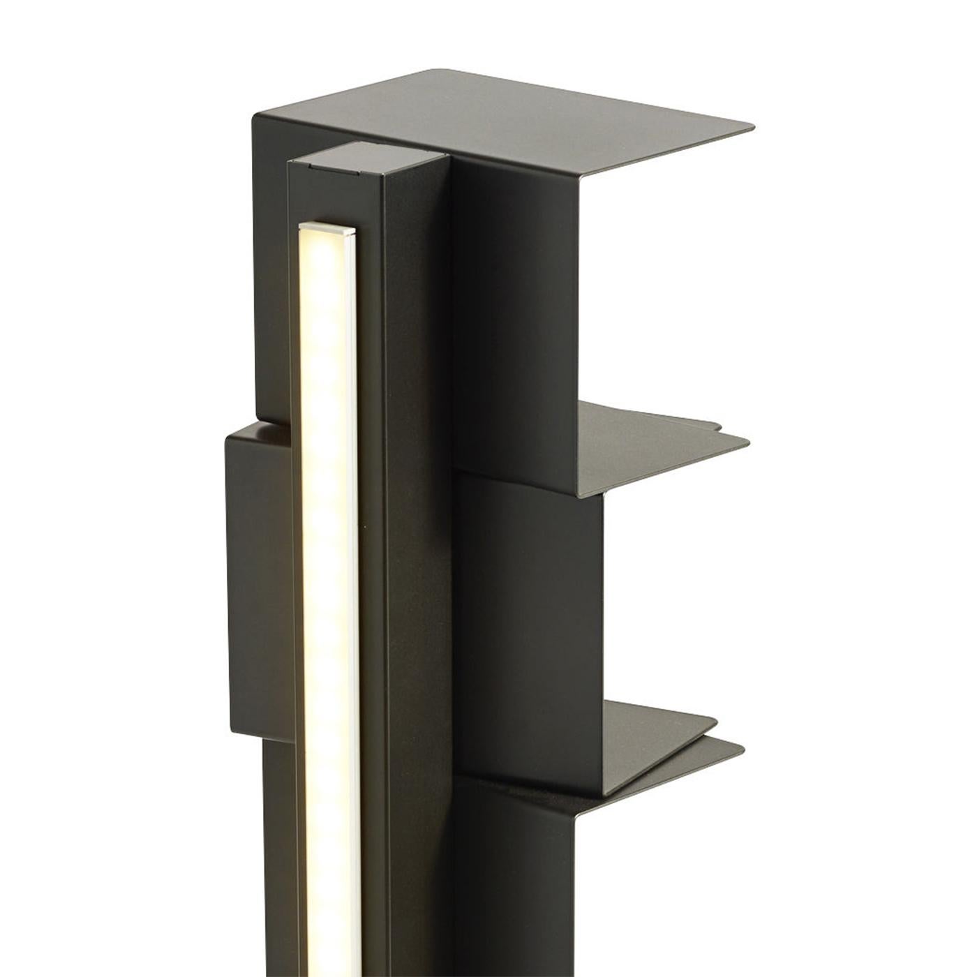 Bücherregal Lumina A mit ganzer Struktur aus Stahl in 
schwarzes, mattes Finish. Bücherregal mit LED-Licht, 220V
in 2700°K. Mit 2,5 Meter transparenter Verkabelung und 
stecker. Mit verstellbaren Füßen. Selbstmaß 12 x 13 cm.
Höhe zwischen den