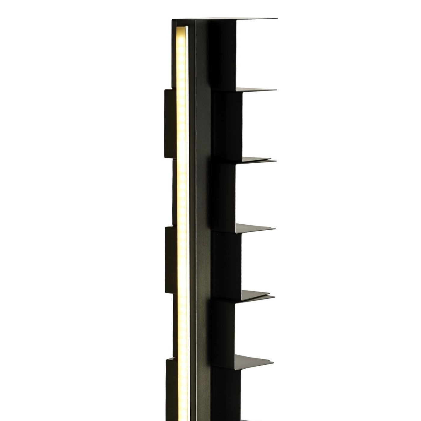 Libreria Lumina C con struttura interamente in acciaio in 
finitura nera opaca. Libreria con luce LED, 220V
a 2700°K. Con 2,5 metri di cablaggio trasparente e 
spina. Con piedini regolabili. Dimensioni del corpo 12 x 13 cm.
Altezza tra i