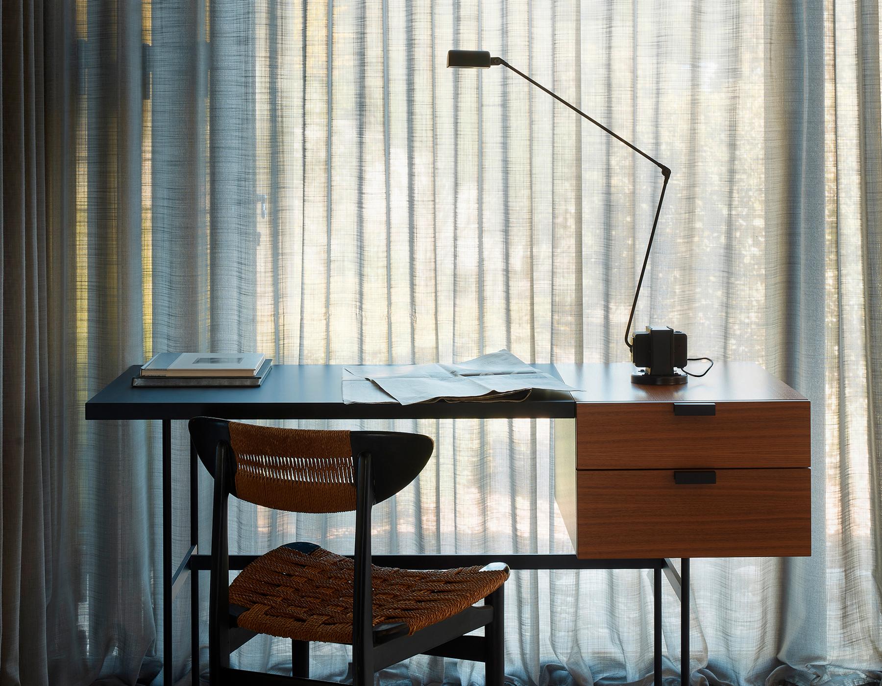 Lumina daphine LED table lamp in brushed nickel by Tommaso Cimini

Undisputed emblem of elegance and functionality, the Daphine represents the essence of Lumina.
The idea behind the creation of the Daphine lamp is as simple as it is effective: a