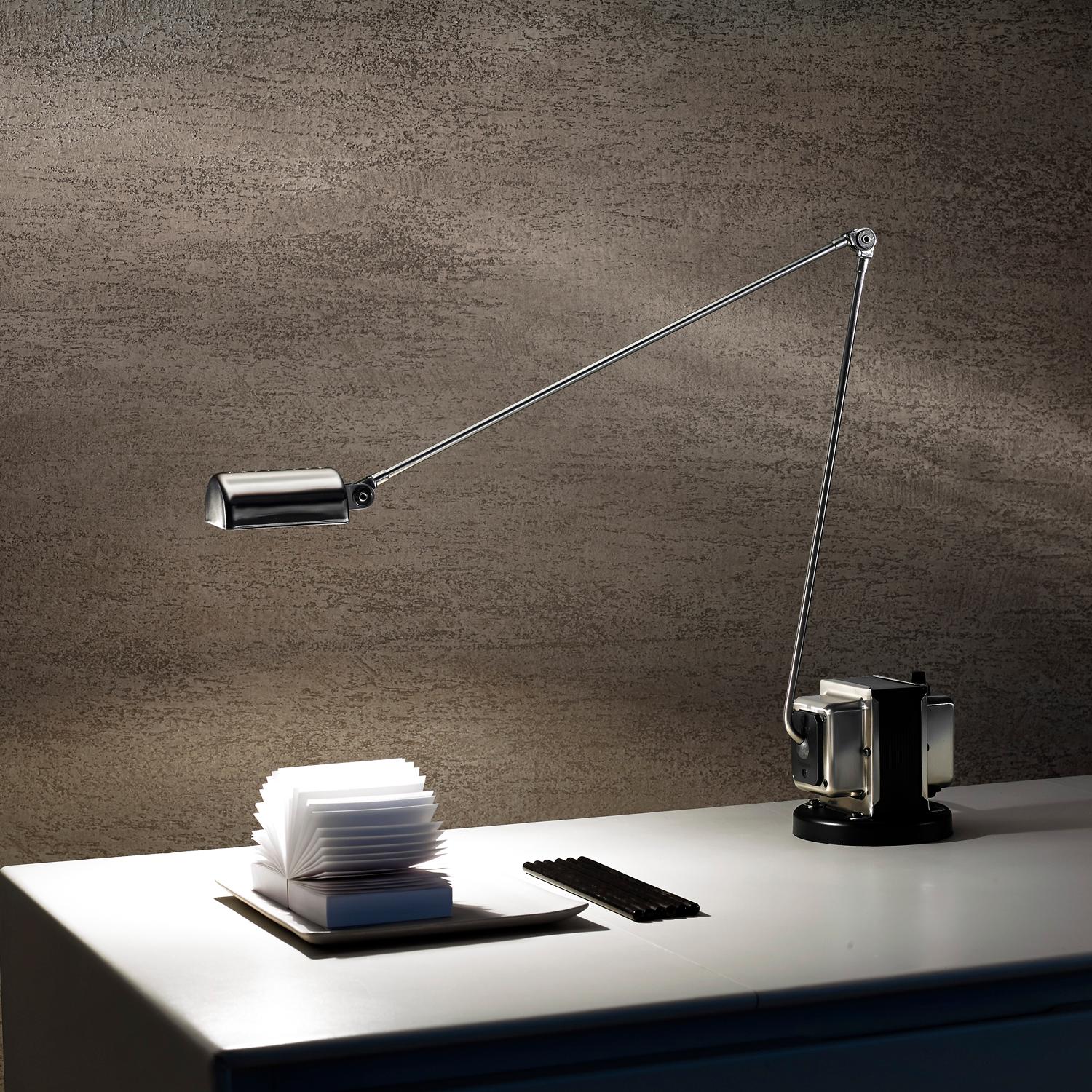 italien Lampe de bureau LED Lumina Daphine en nickel brossé de Tommaso Cimini en vente