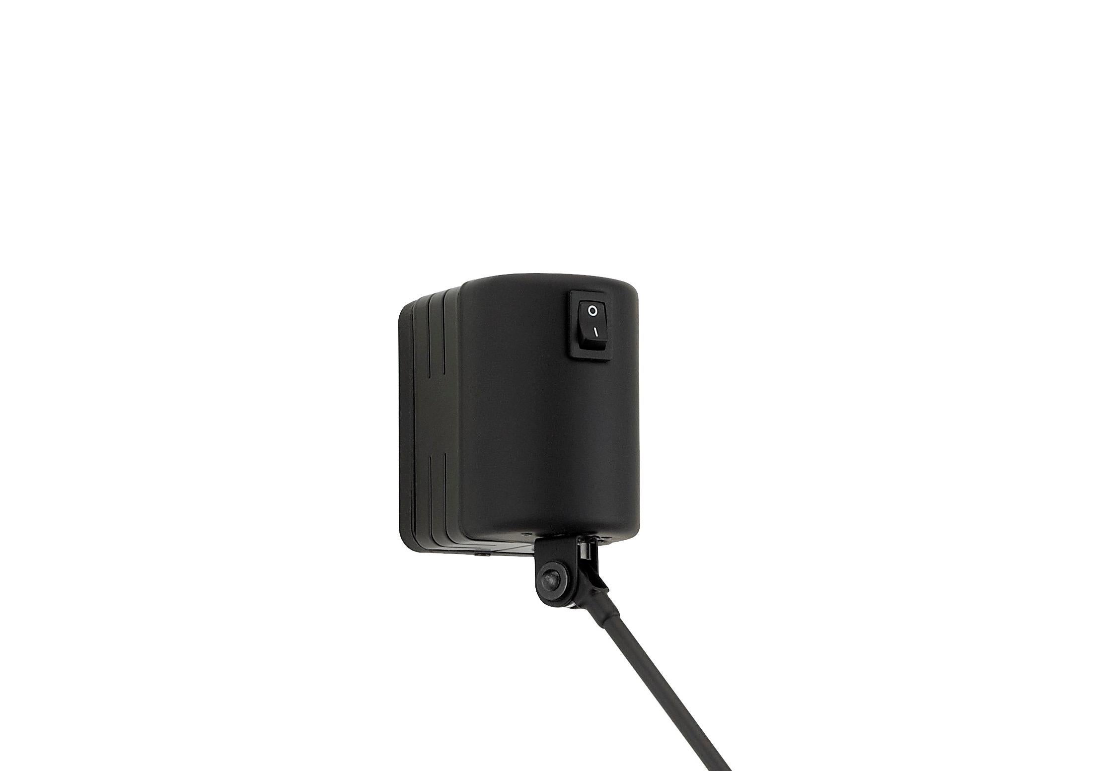 Lampada da parete in acciaio con braccio regolabile e girevole. La testa può ruotare di 360°. Fonte di luce: LED da 4W, con interruttore ON/OFF. L'assorbimento massimo di energia è di 5,3W.

Interruttore On/Off
Fonte:
1× 4W LED
3000K /
