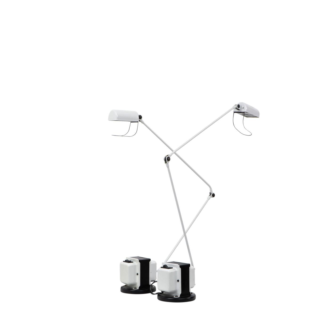 Ein italienischer Designklassiker von Tommaso Cimini, der in den 1970er Jahren entworfen und von seinem eigenen Unternehmen Lumina Italia hergestellt wurde. Hier im Zweierset erhältlich.

Die Tischleuchte Daphine hat einen schweren Gusseisensockel,
