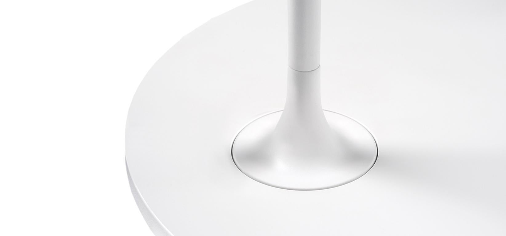 Lampada a LED da comodino, in alluminio verniciato e acciaio. La testa ruota di 300° per illuminare direttamente, mentre il braccio ruota sulla base di 120°. LED da 3W che puoi accendere con un clic per ottenere la massima intensità luminosa, con