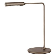 Lampada da comodino Lumina Flo in metallo verniciato bronzo di Foster + Partners