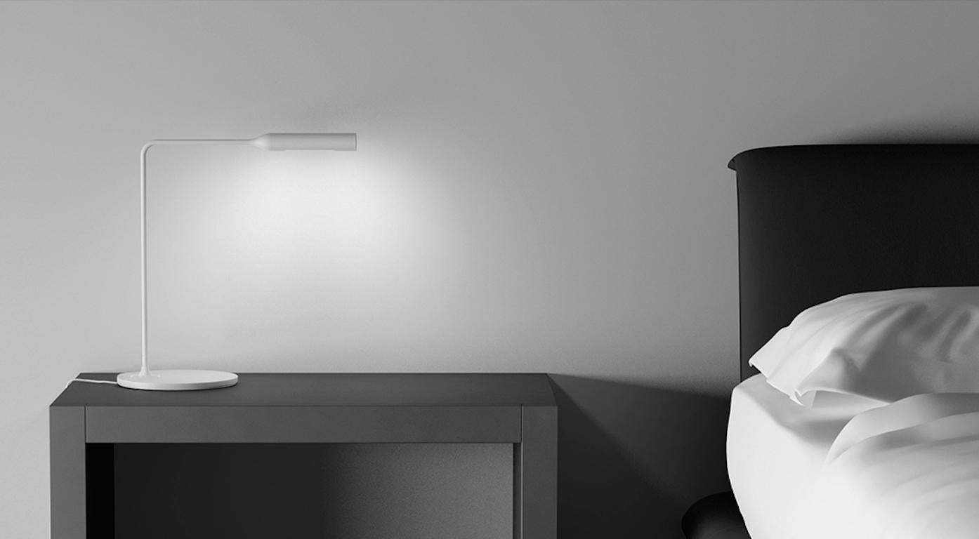 LED-Leuchte für den Nachttisch, aus lackiertem Aluminium und Stahl. Der Kopf ist für eine direkte Beleuchtung um 300° drehbar, der Arm lässt sich um 120° auf der Basis schwenken. 3W-LED, die Sie mit einem Klick für volle Lichtintensität, mit zwei