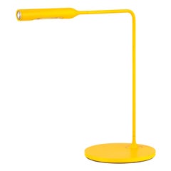 Lampada da comodino Lumina Flo in giallo opaco di Foster+Partners