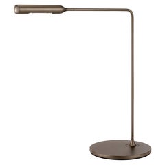 Lámpara de escritorio Lumina Flo en pintura metálica de bronce by Foster+Partners