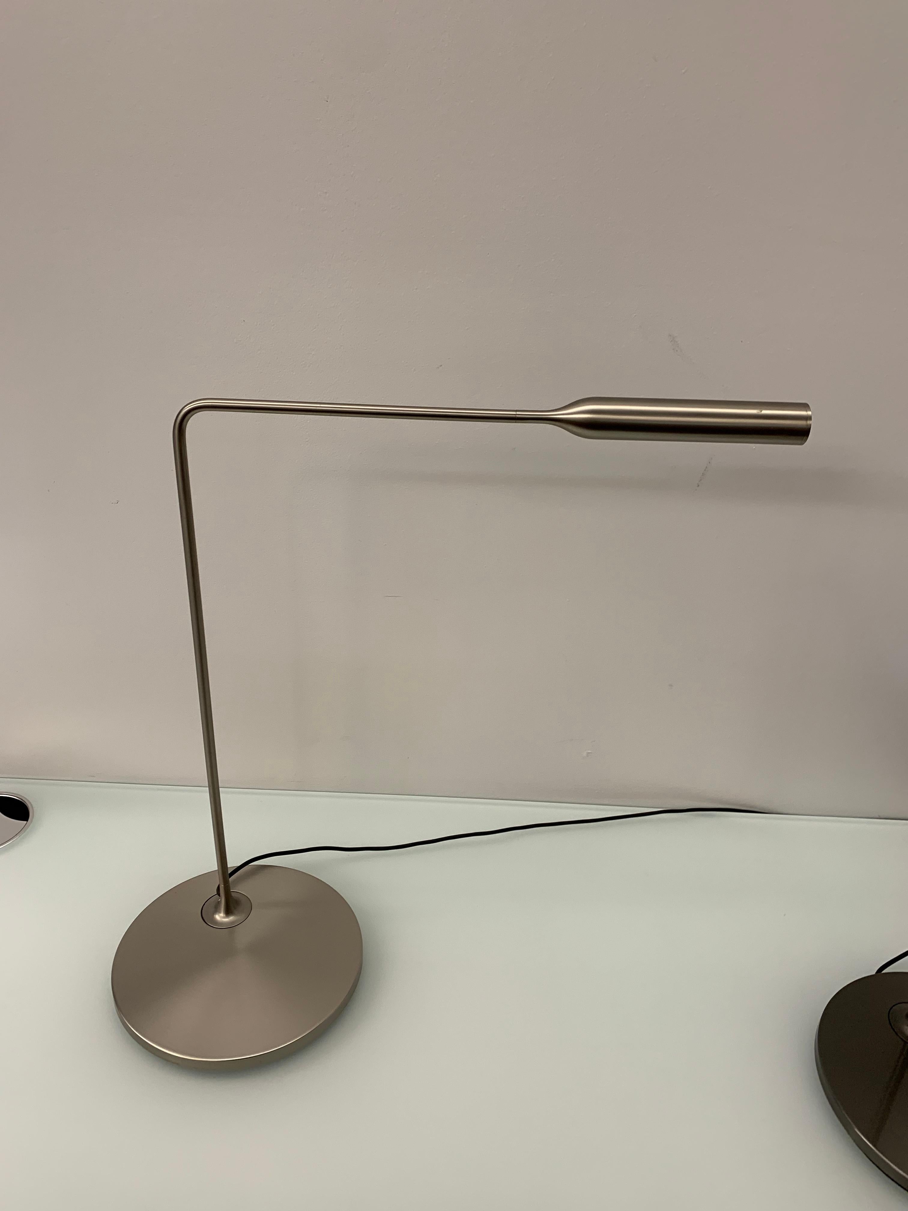 Flo desk
Foster + Partners
Task LED light in varnish coated aluminium and steel. Its head rotates by 300° for direct lighting, the arm pivots on base by 120°. 6W LED which you can switch on with one click for full light intensity, with two clicks