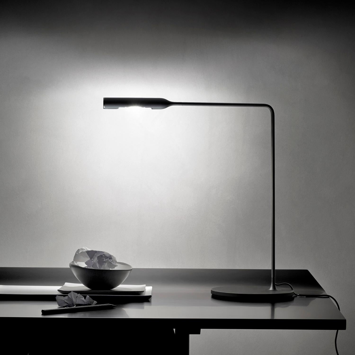 Moderne Lampe de bureau Lumina Flo en blanc mat par Foster+Partners en vente