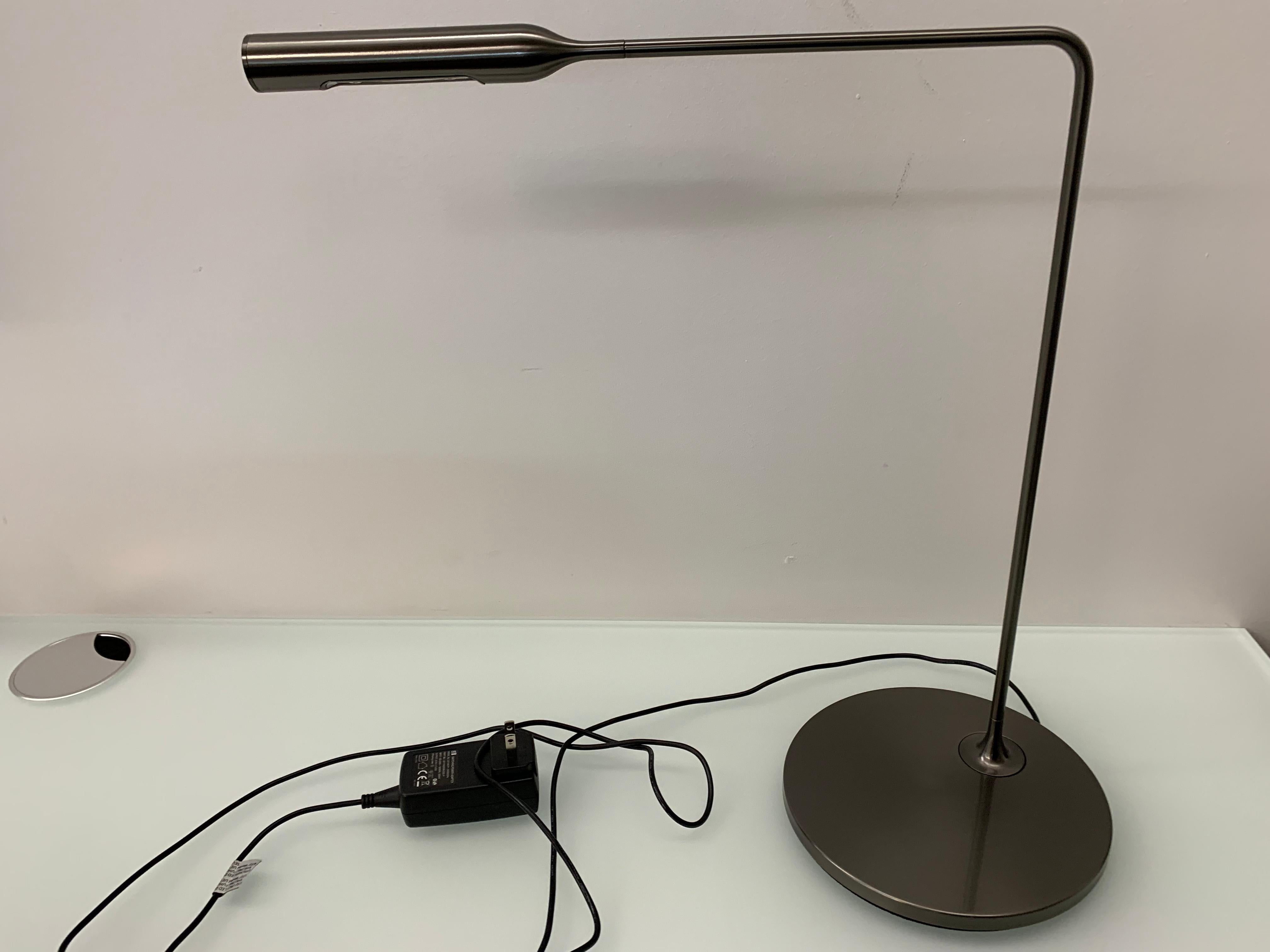 Flo desk
Foster and Partners
Task LED light in varnish coated aluminum and steel. Its head rotates by 300° for direct lighting, the arm pivots on base by 120°. 6W LED which you can switch on with one click for full light intensity, with two clicks