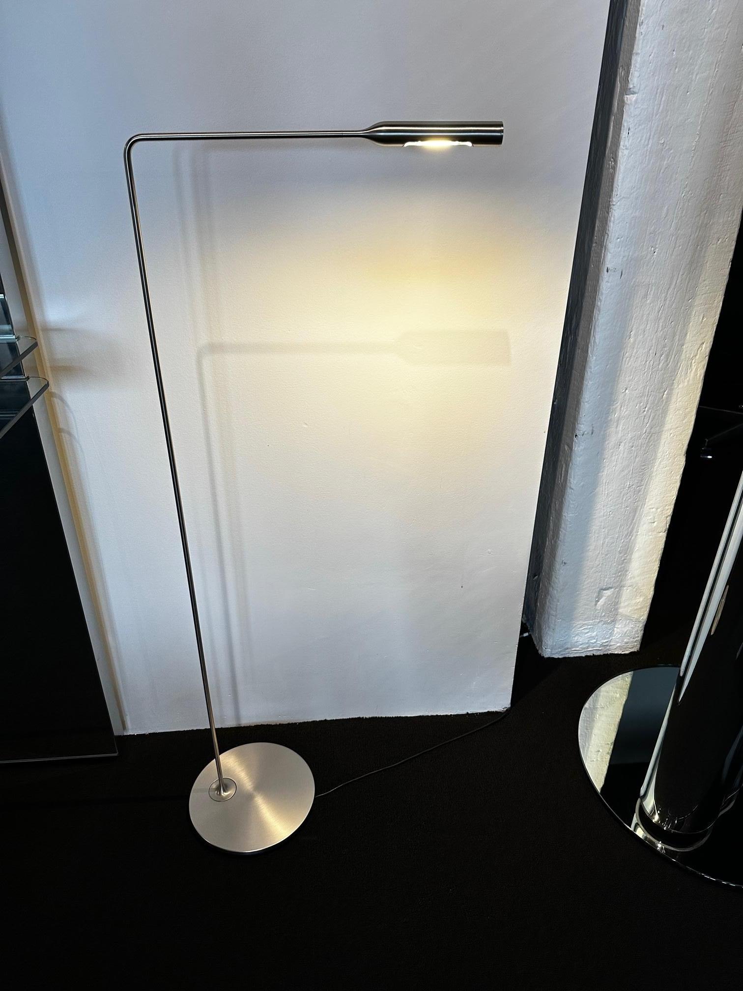 LED 6W
Gradation par bouton-poussoir à 2 niveaux
sur la tête
Parallèlement aux versions de table, Lumina et Foster +Partners ont développé deux lampadaires qui reprennent les caractéristiques qui les définissent.
Le Flo Floor dispose d'une LED de 6W