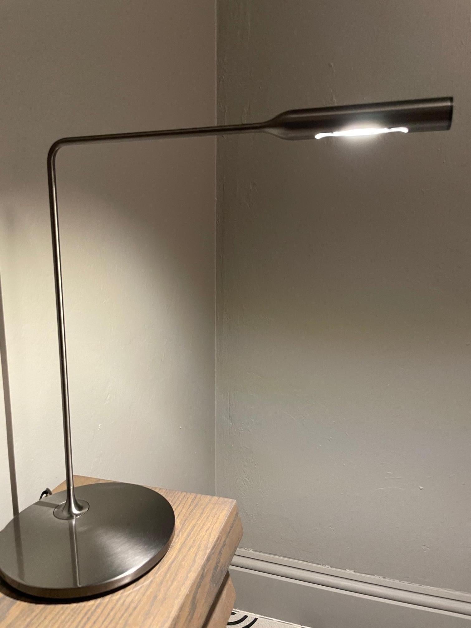 Flo desk
Foster and Partners
Task LED light in varnish coated aluminum and steel. Its head rotates by 300° for direct lighting, the arm pivots on base by 120°. 6W LED which you can switch on with one click for full light intensity, with two clicks