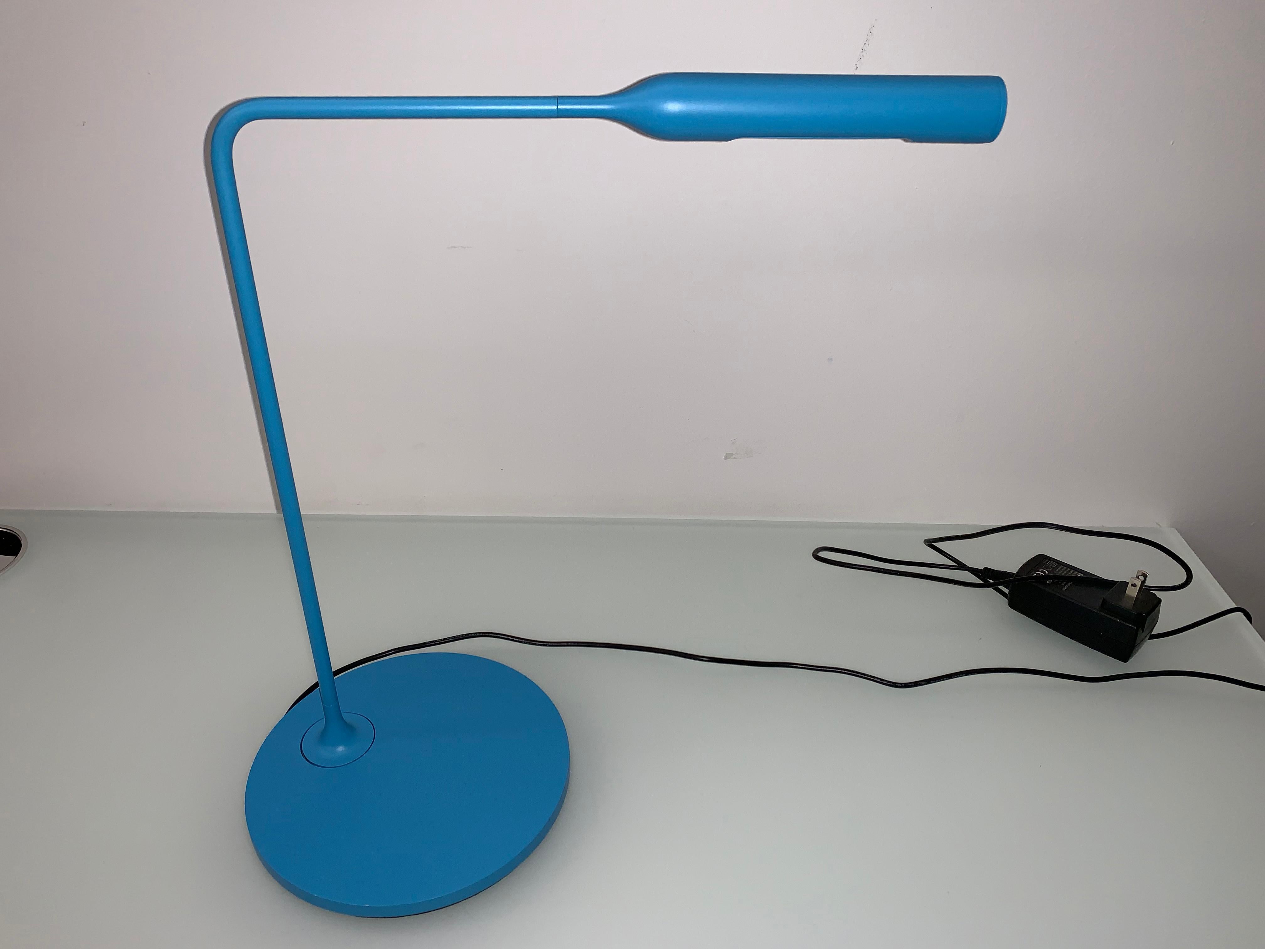 LED light for desk, in varnish coated aluminium and steel. Its head rotates by 300° for direct lighting, the arm pivots on base by 120°. 6W-LED which you can switch on with one click for full light intensity, with two clicks for half light