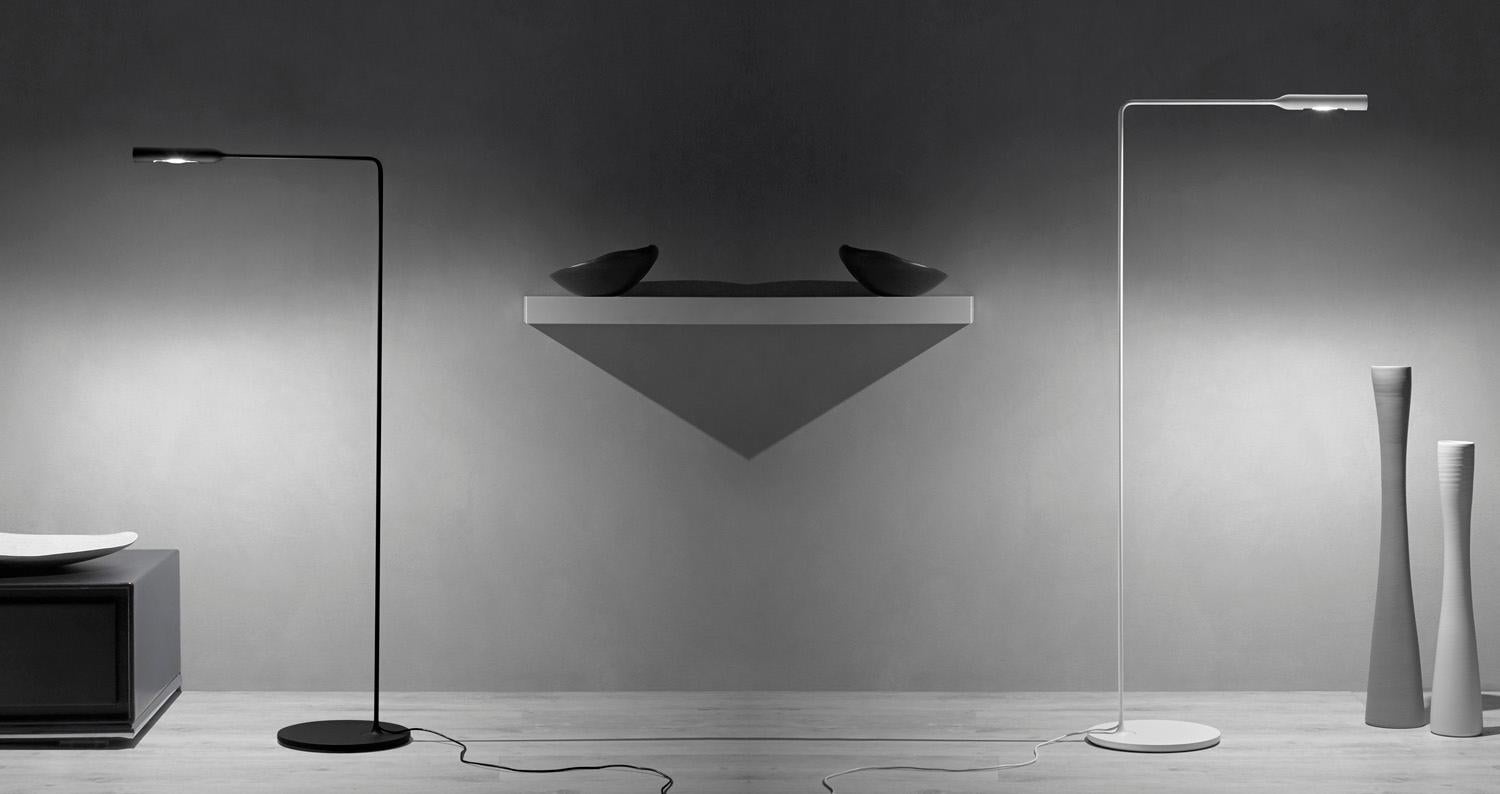 Contemporary Lumina Flo Lounge Floor Lamp in Black by Foster+Partners in Stock For Sale