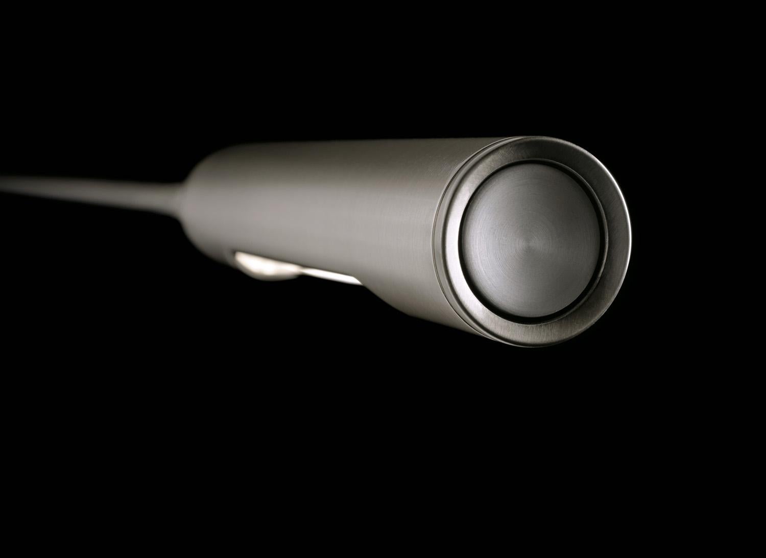 Lámpara LED para suelo, de aluminio barnizado y acero. Su cabeza gira 300° para iluminar directamente, el brazo pivota sobre la base 120°. LED de 3W que puedes encender con un clic para obtener la máxima intensidad de luz, con dos clics para media