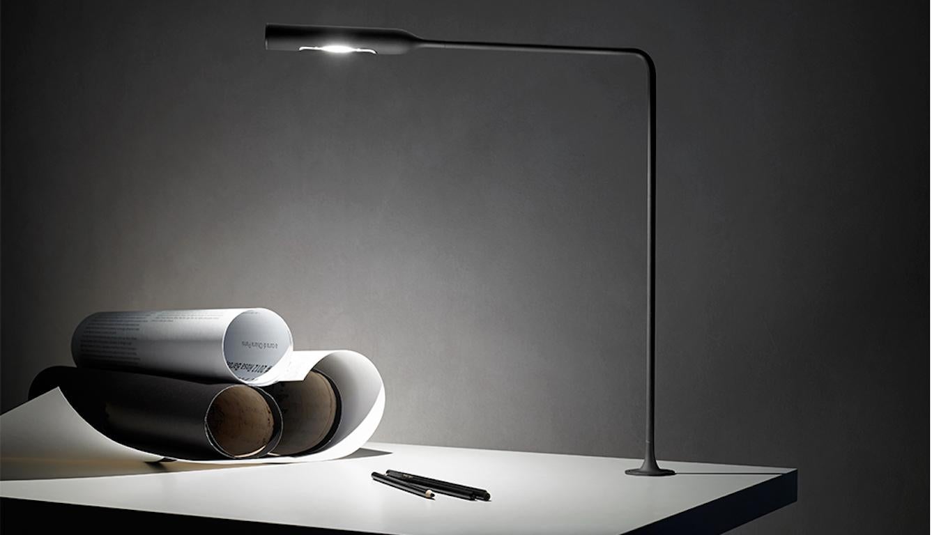Lumina Flo Tischlampe mit F20 Ösen in schwarzer weicher Touch von Foster+Partners im Zustand „Neu“ im Angebot in New York, NY