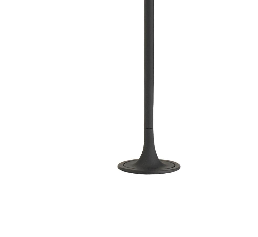 Una luminaria de aluminio y acero, para montar en superficies como escritorios, estanterías, etc., con un brazo que pivota sobre su base 120°. Su cabezal gira 300°. La fuente de iluminación es un LED de 6 W, que puedes encender con un clic para